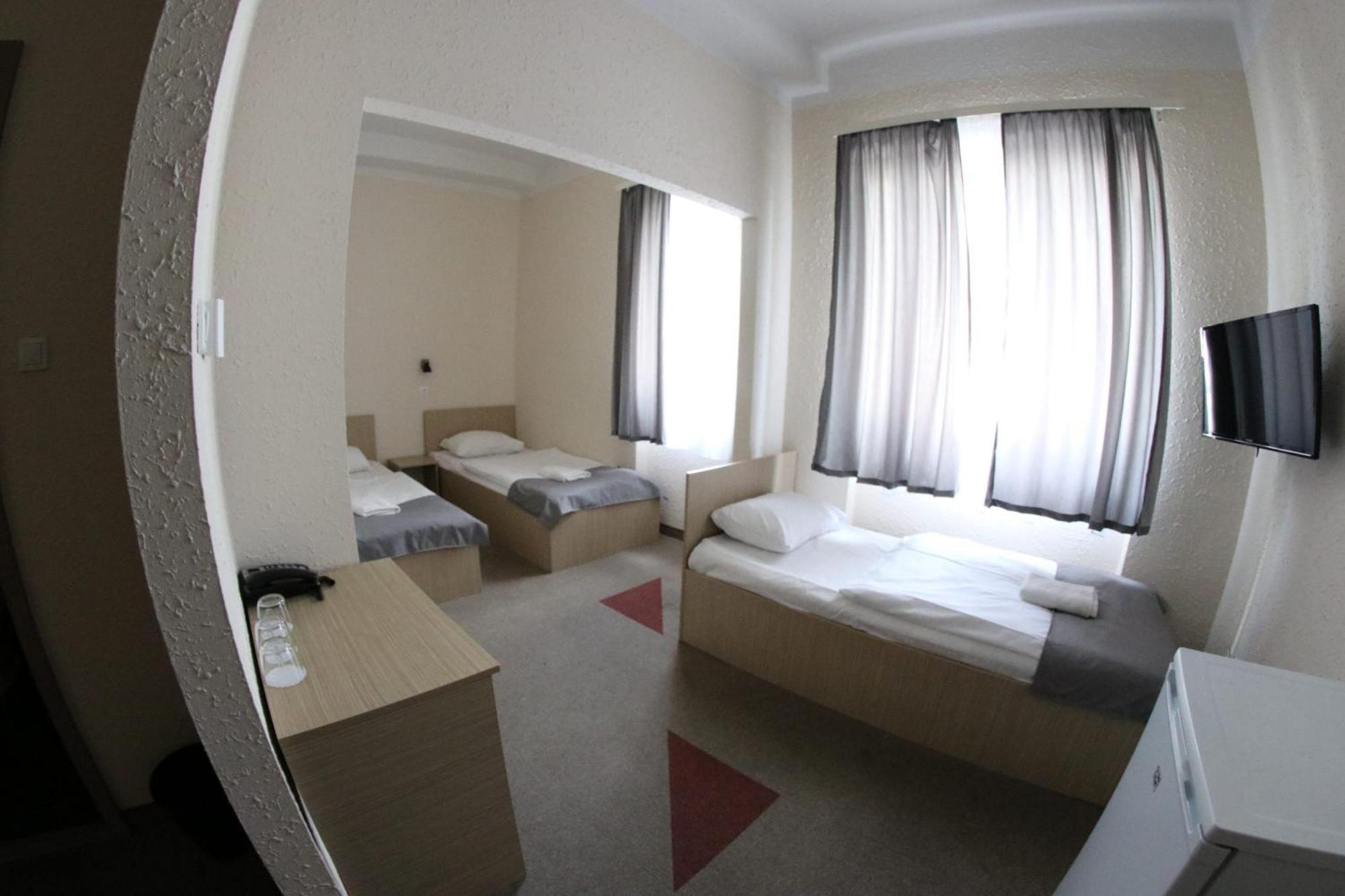 Free Parking, Free Breakfast, Only 15 Minutes To Center Budapest