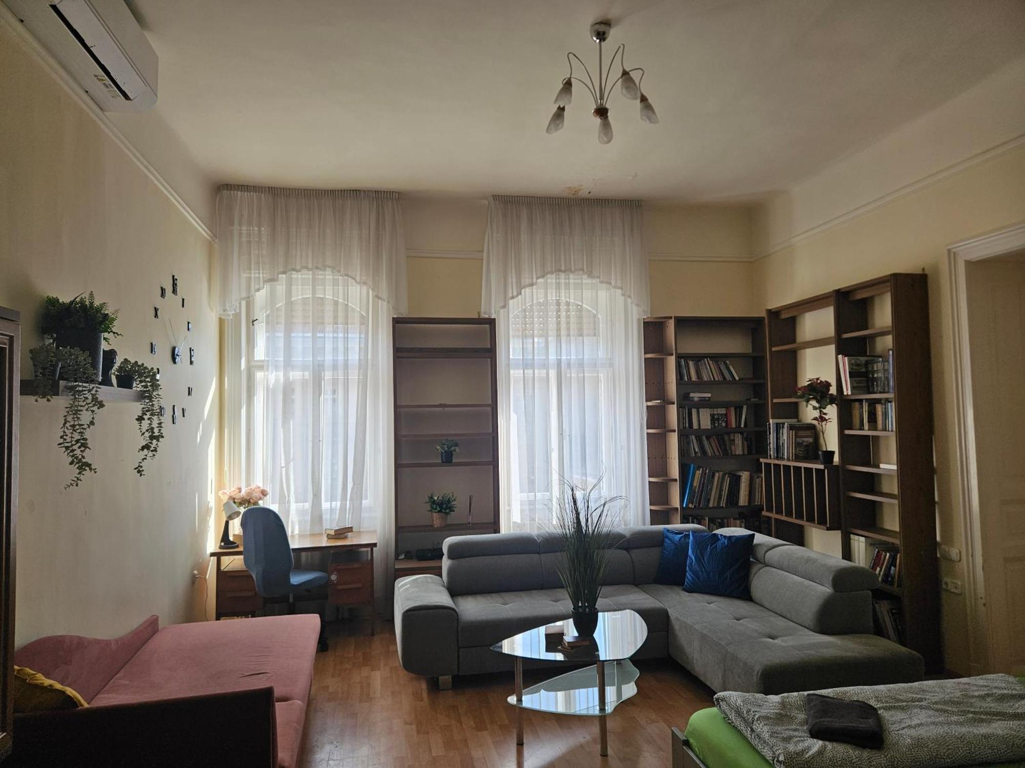 Cozy And Near Kalvin Square Budapest