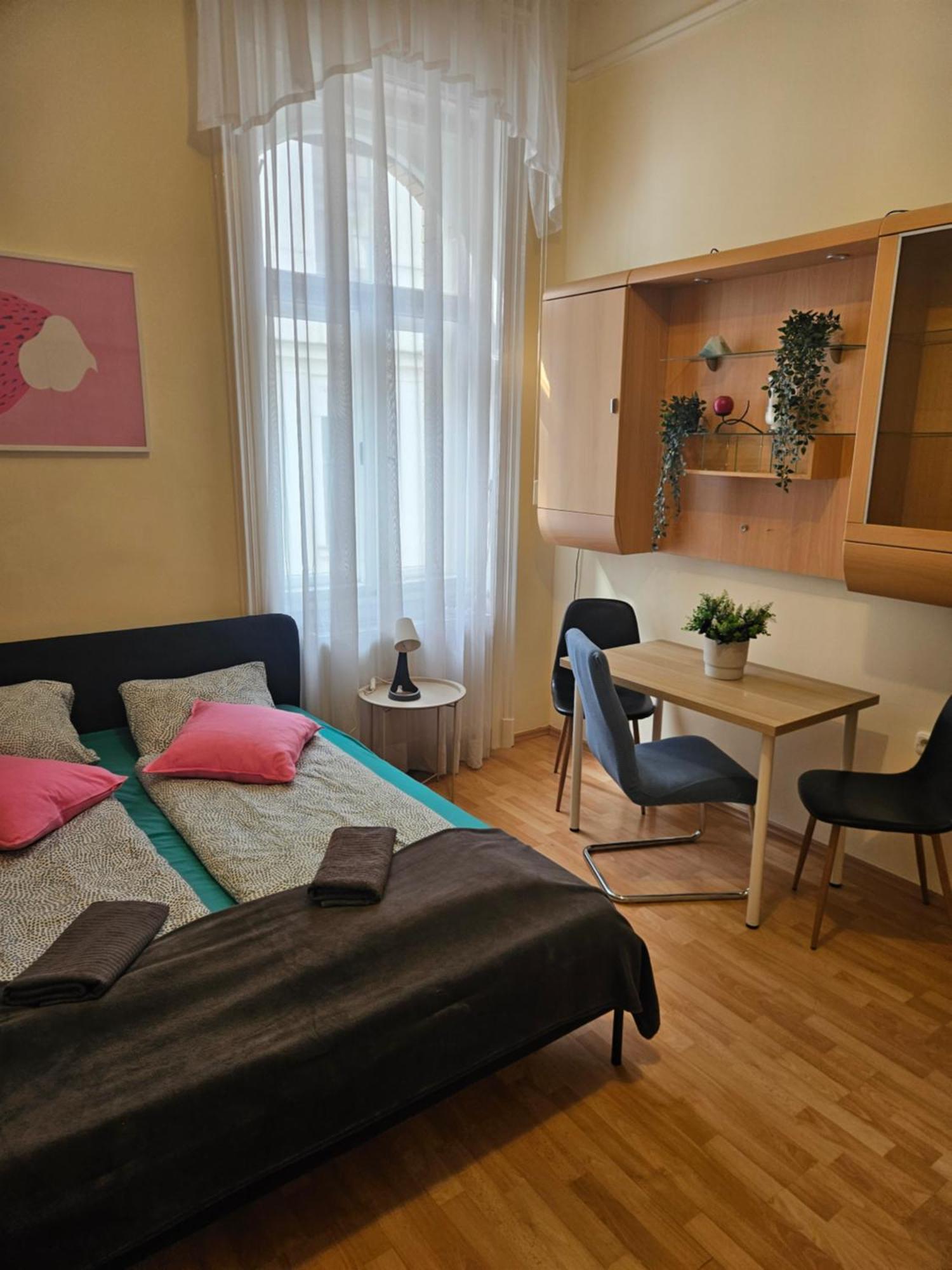 Cozy And Near Kalvin Square