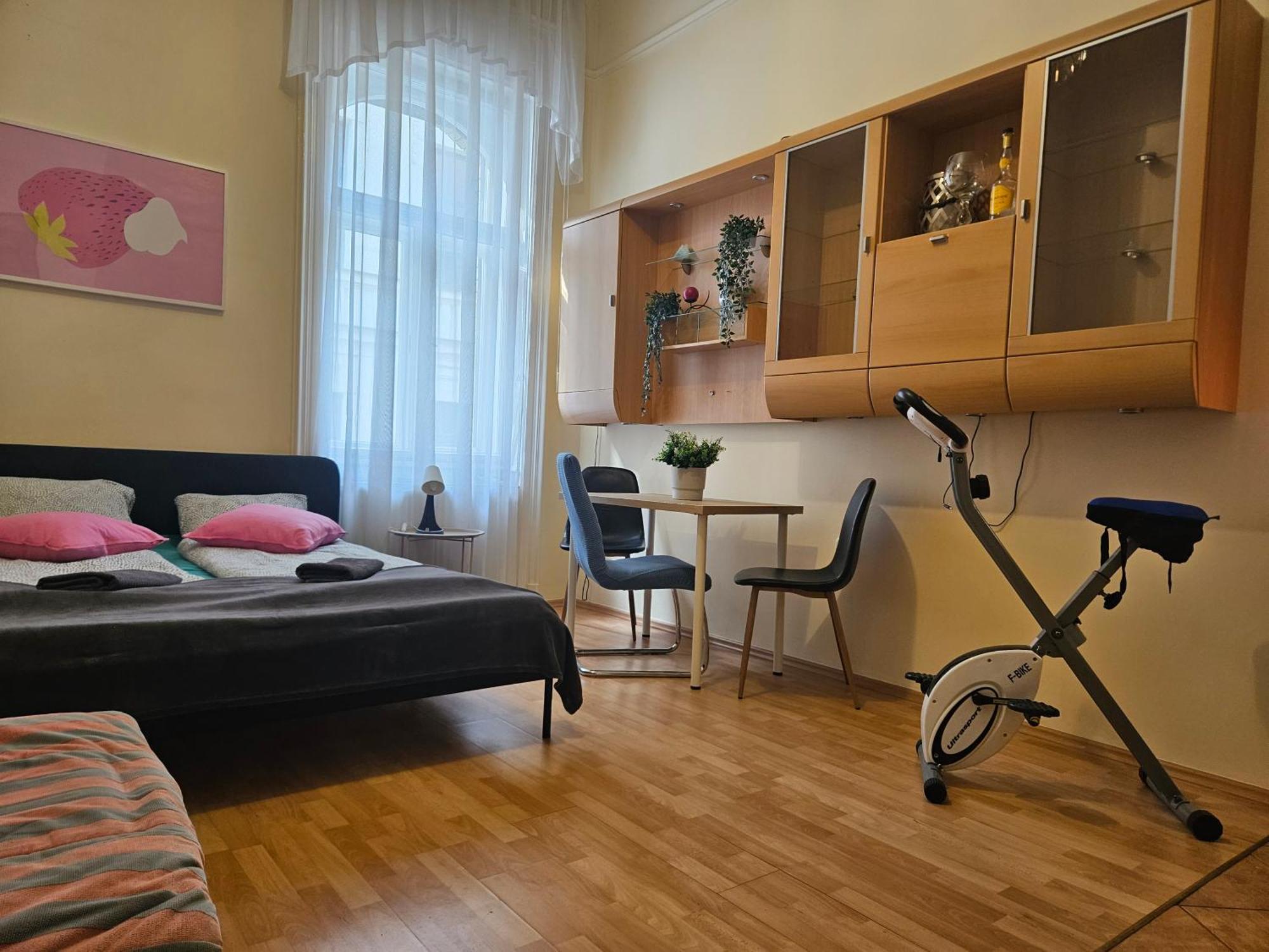 Cozy And Near Kalvin Square * Budapest