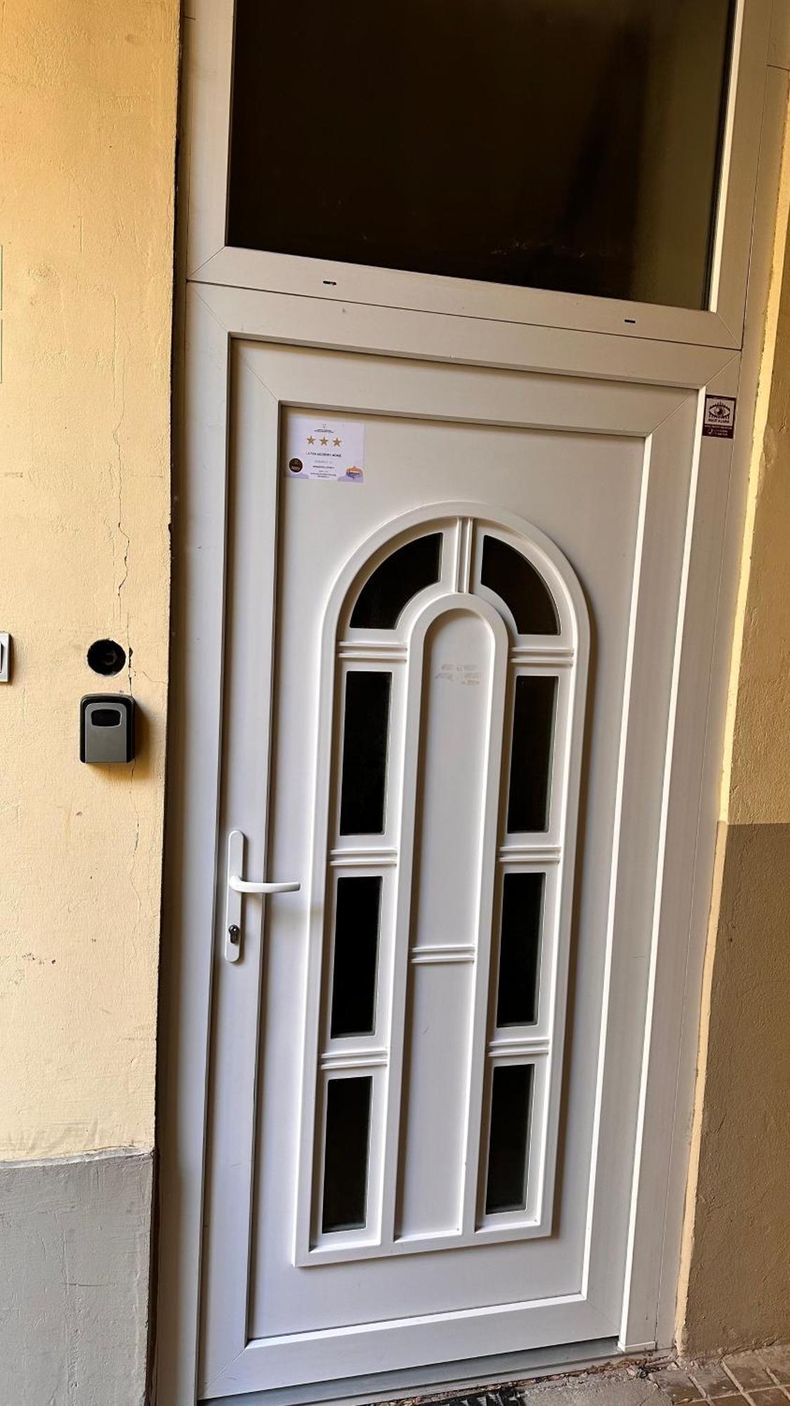 Apartament Home, Far Away From 2 *