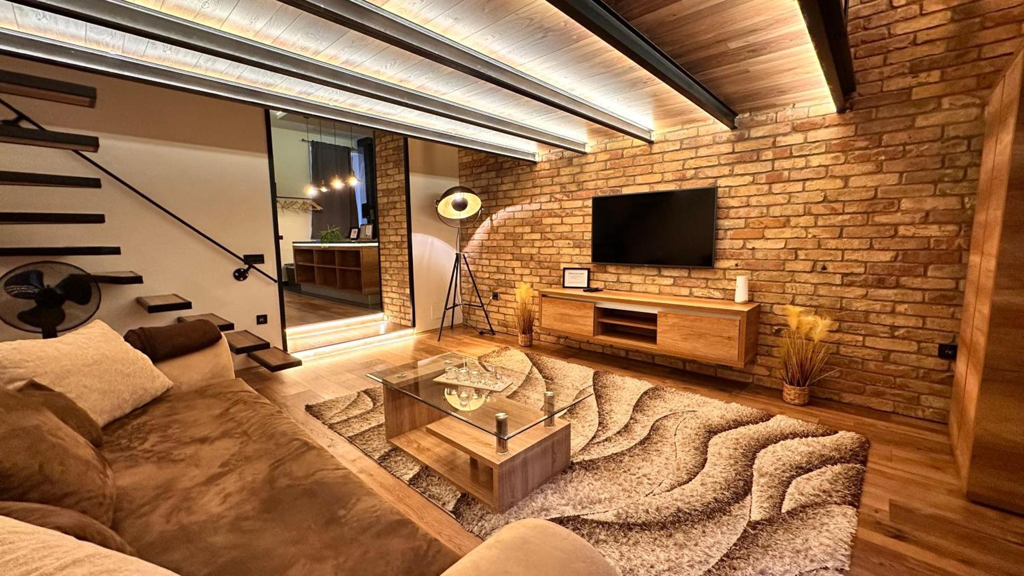 Apartament Home, Far Away From 2