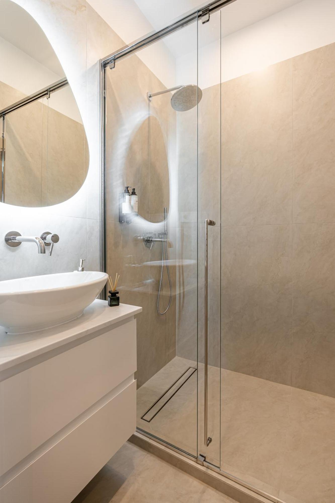 Oasis Luxe Boutique By Bqa * Budapest