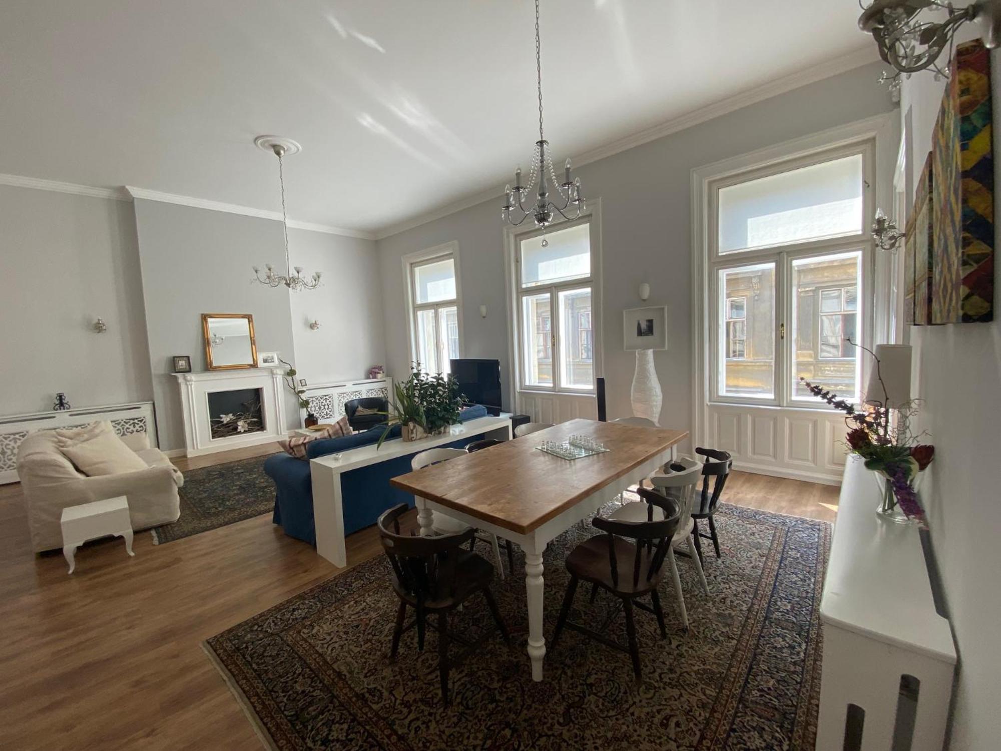 Urban Haven - 3 Beds, 3 Baths, Free Parking, Near Market *