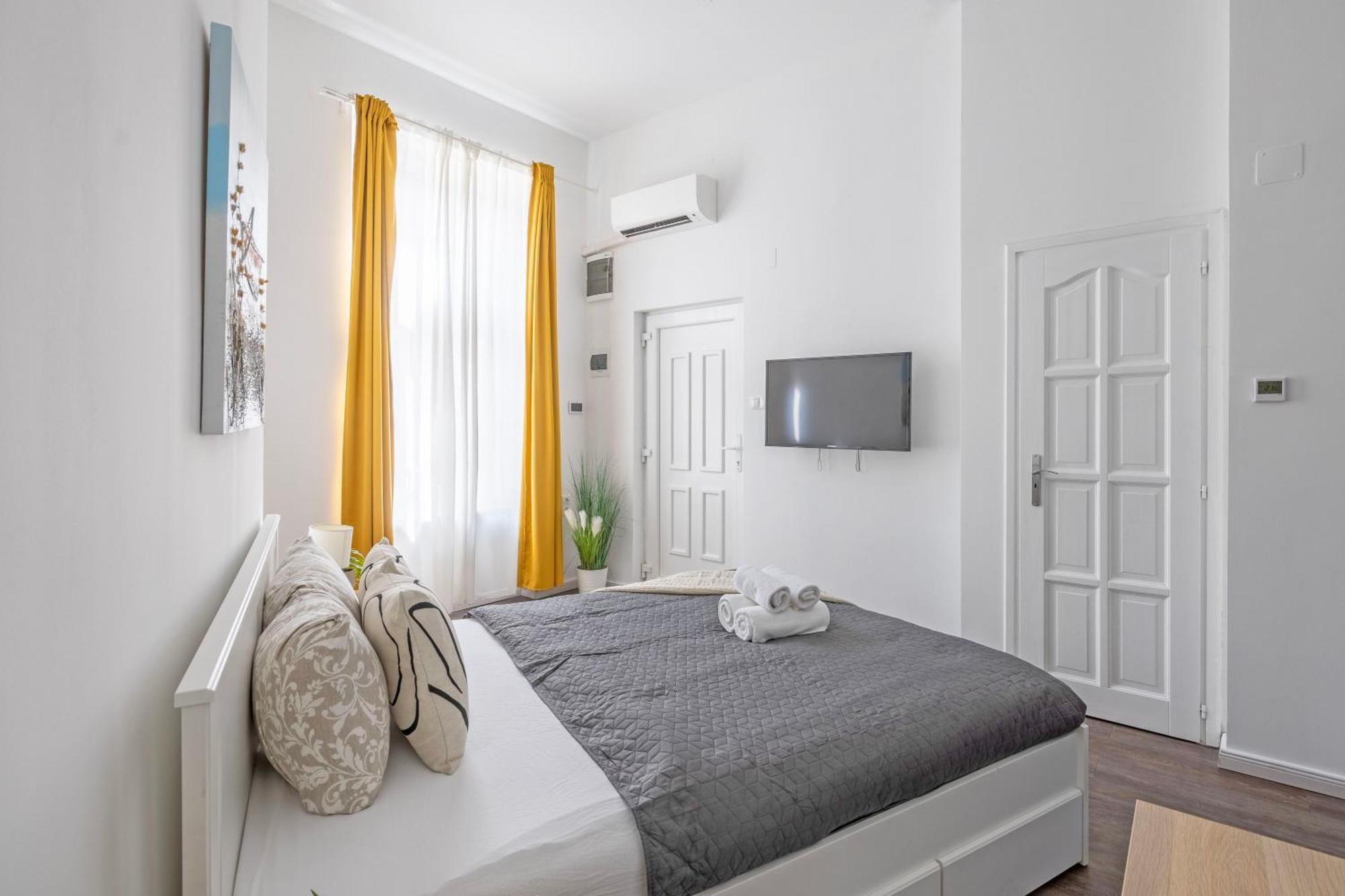 Exclusive & Grand Next To The Fashion St' * Budapeszt