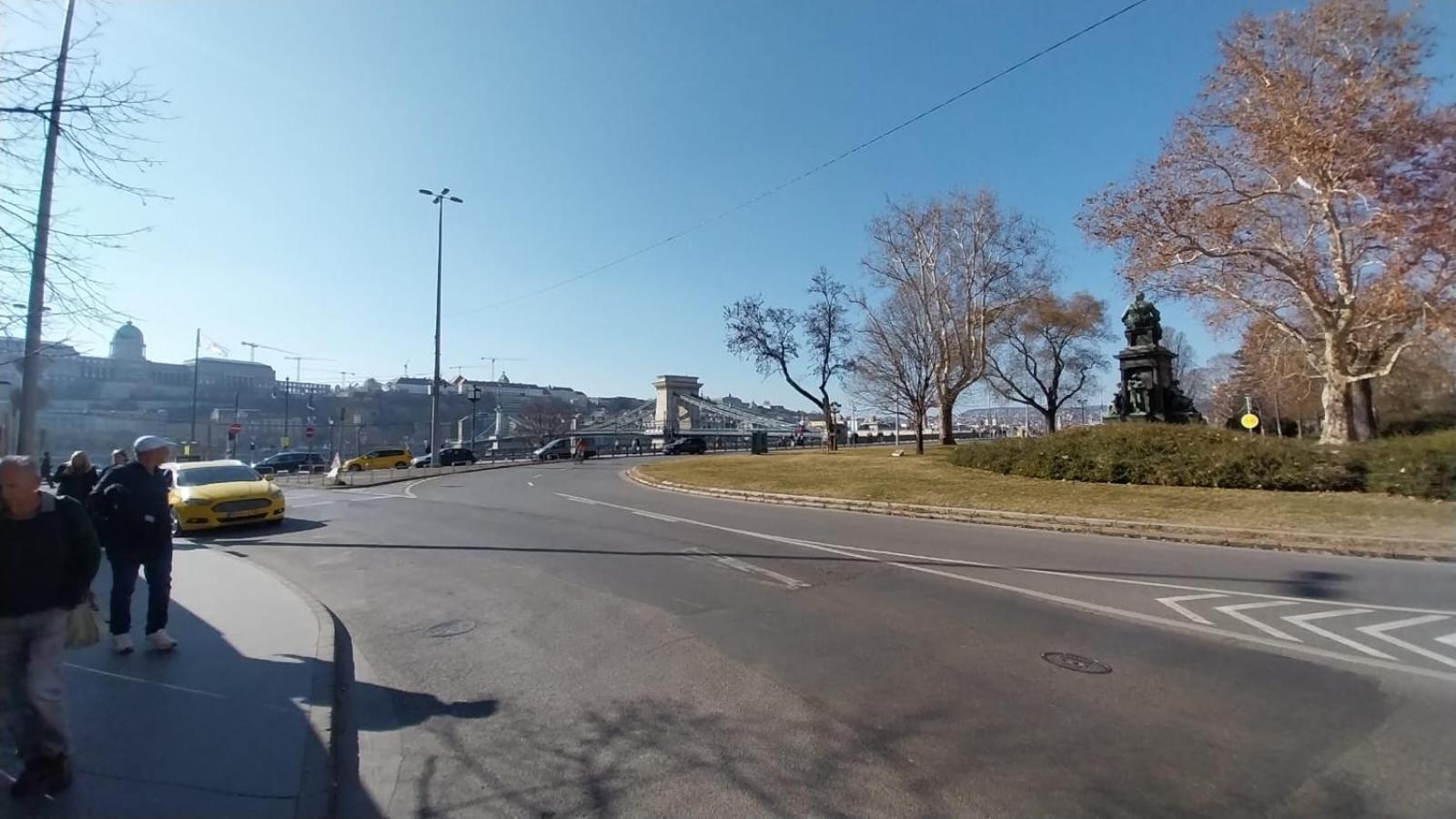 Apaczai Nearby Chain Bridge Apartment *