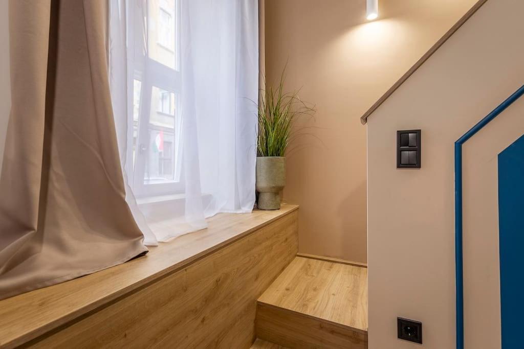 Downtown Comfort One Apartment