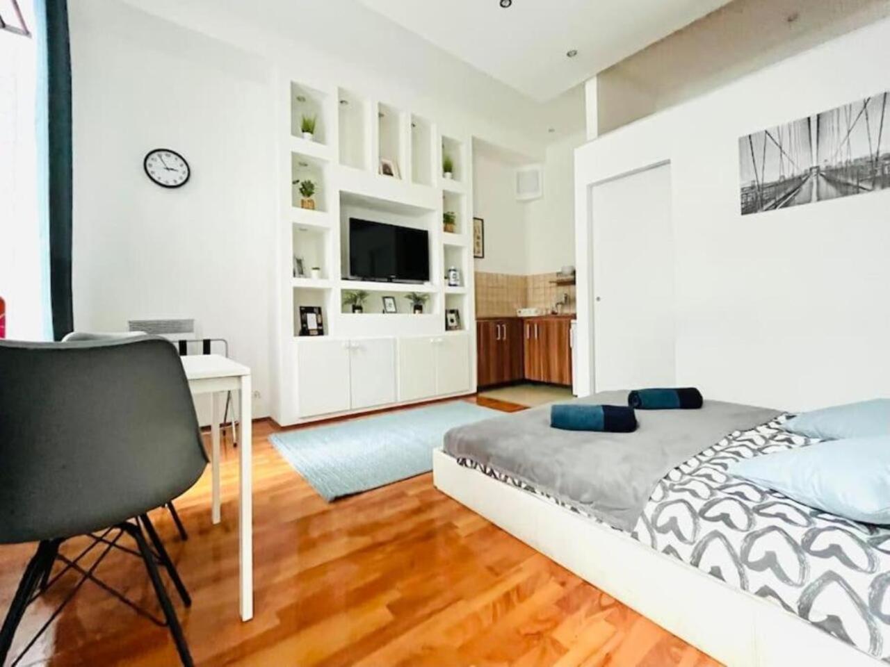 Kazy - In The Heart Of Apartamento Budapest