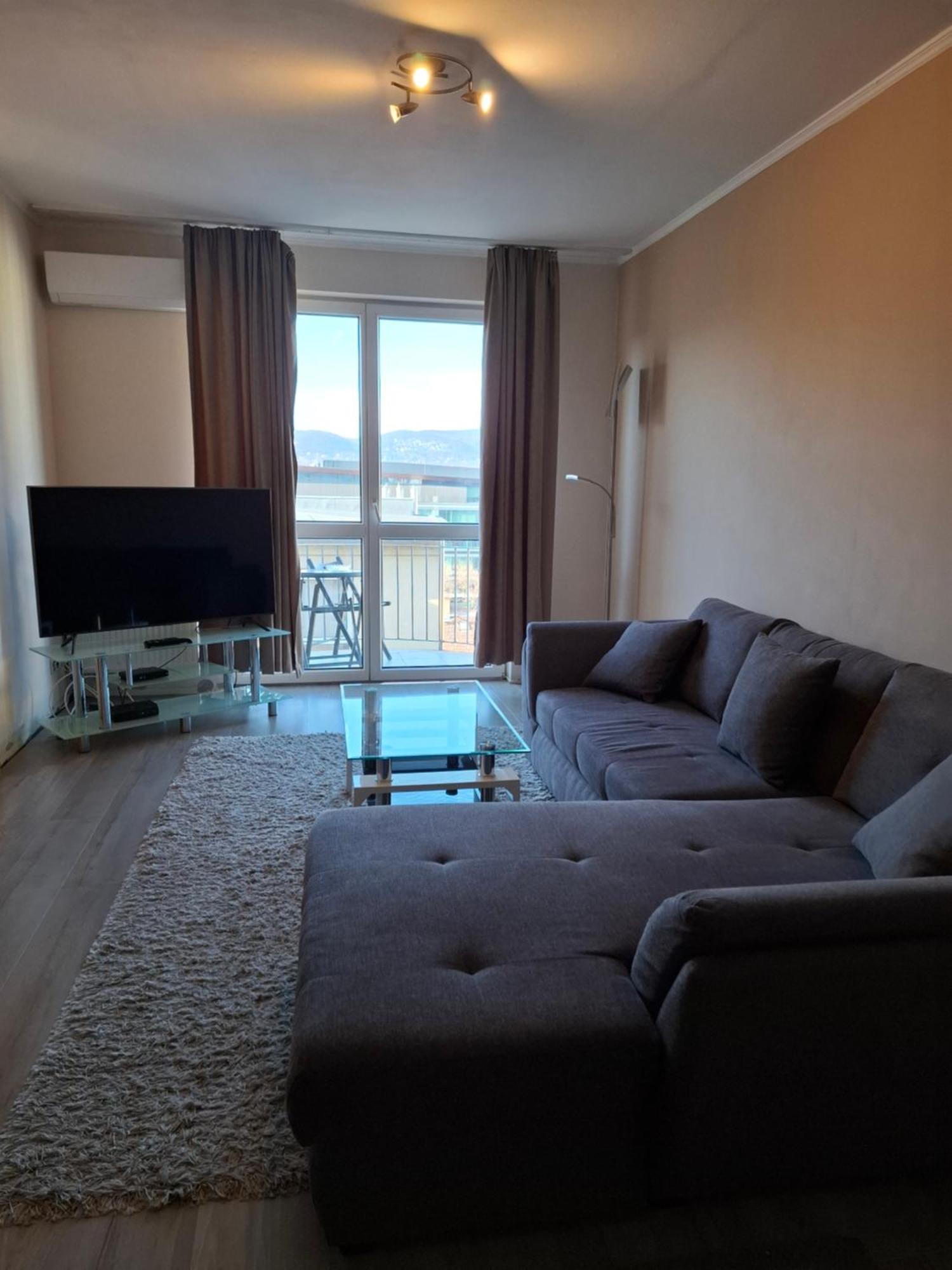Flat At The Edge Of The Center + Parking Lejlighed Budapest