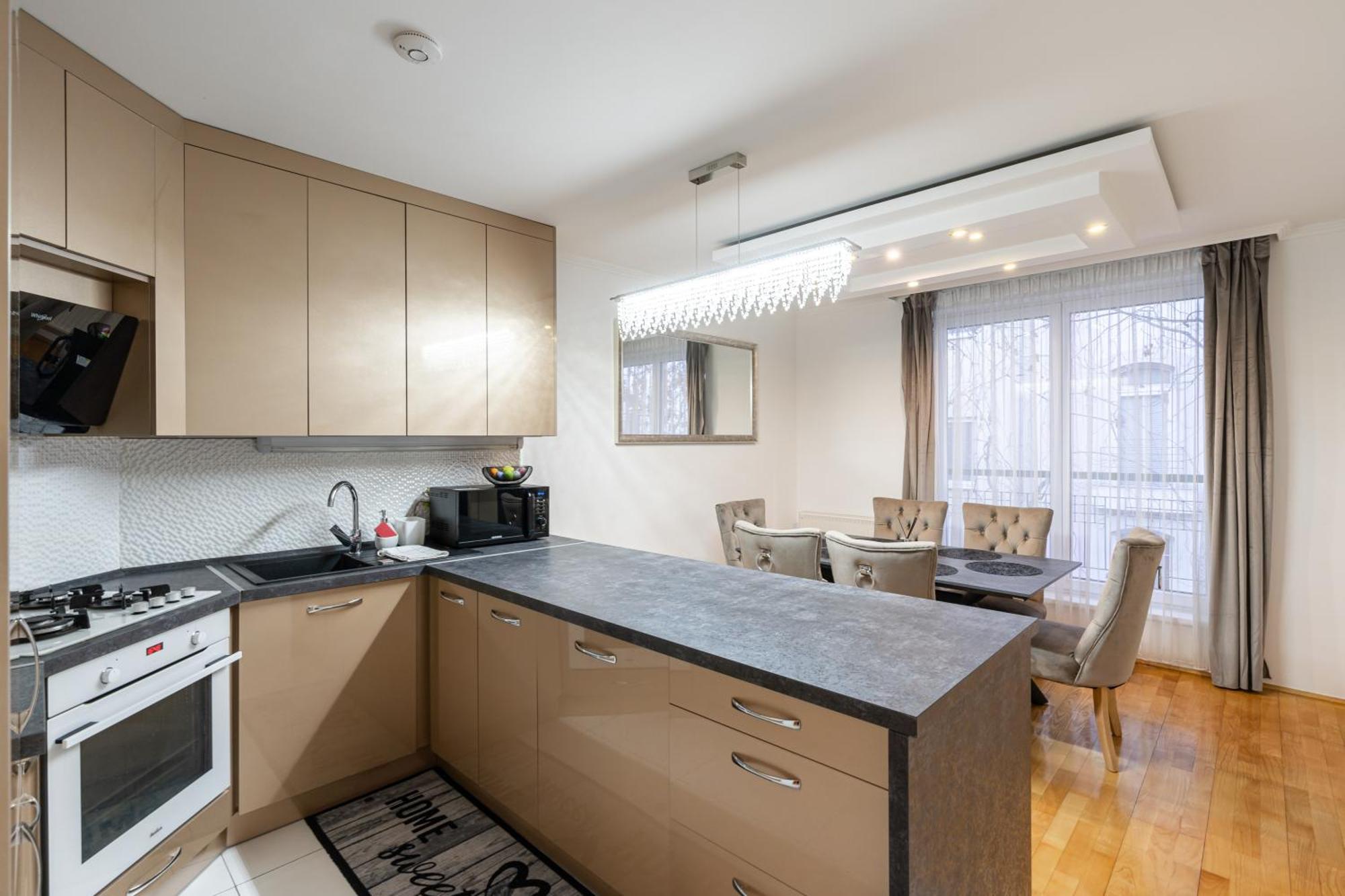 Apartment Beautiful Three Bedrooms With Free Parking Close To The Danube Coast