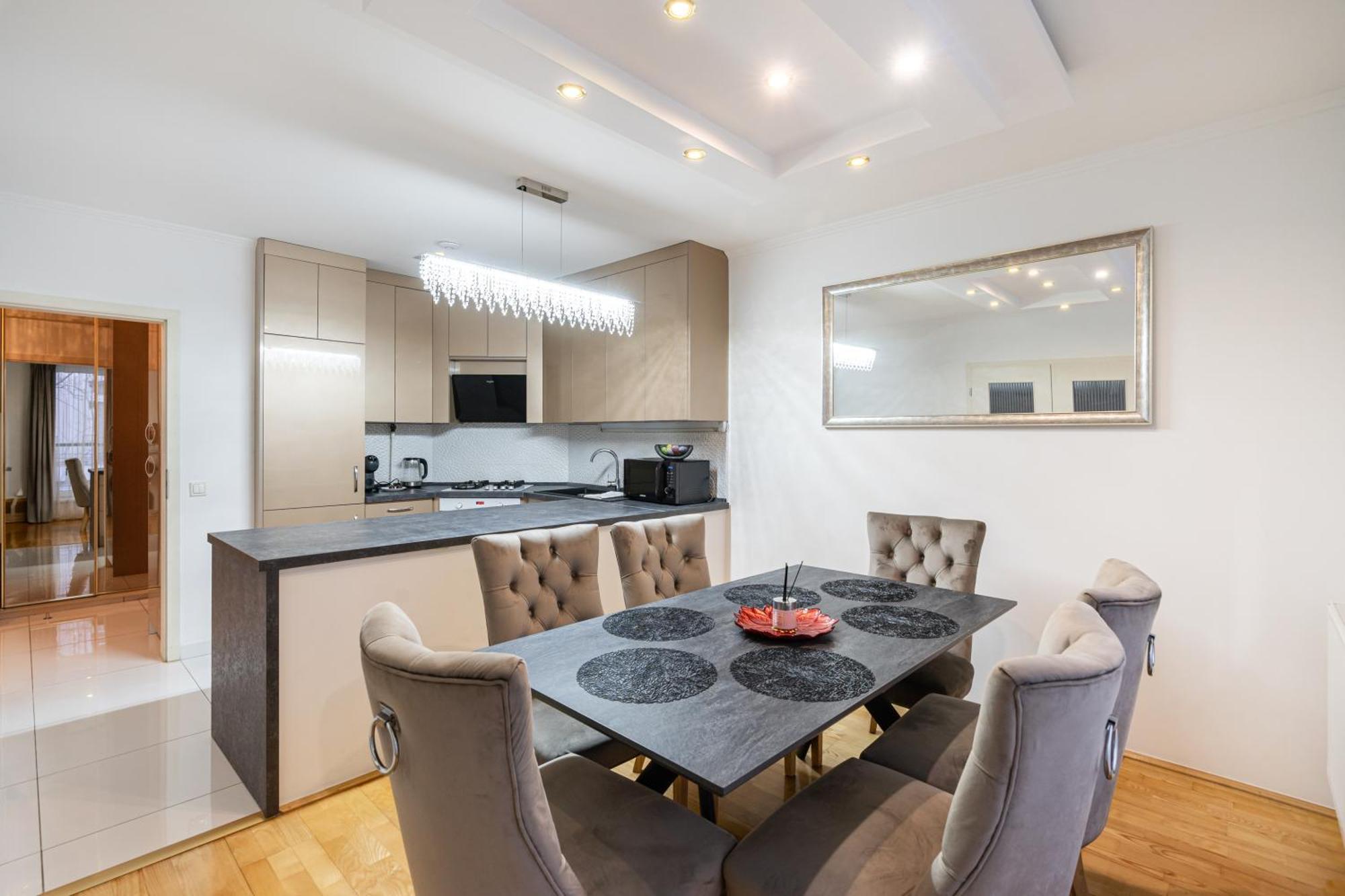 Beautiful Three Bedrooms With Free Parking Close To The Danube Coast Apartment *
