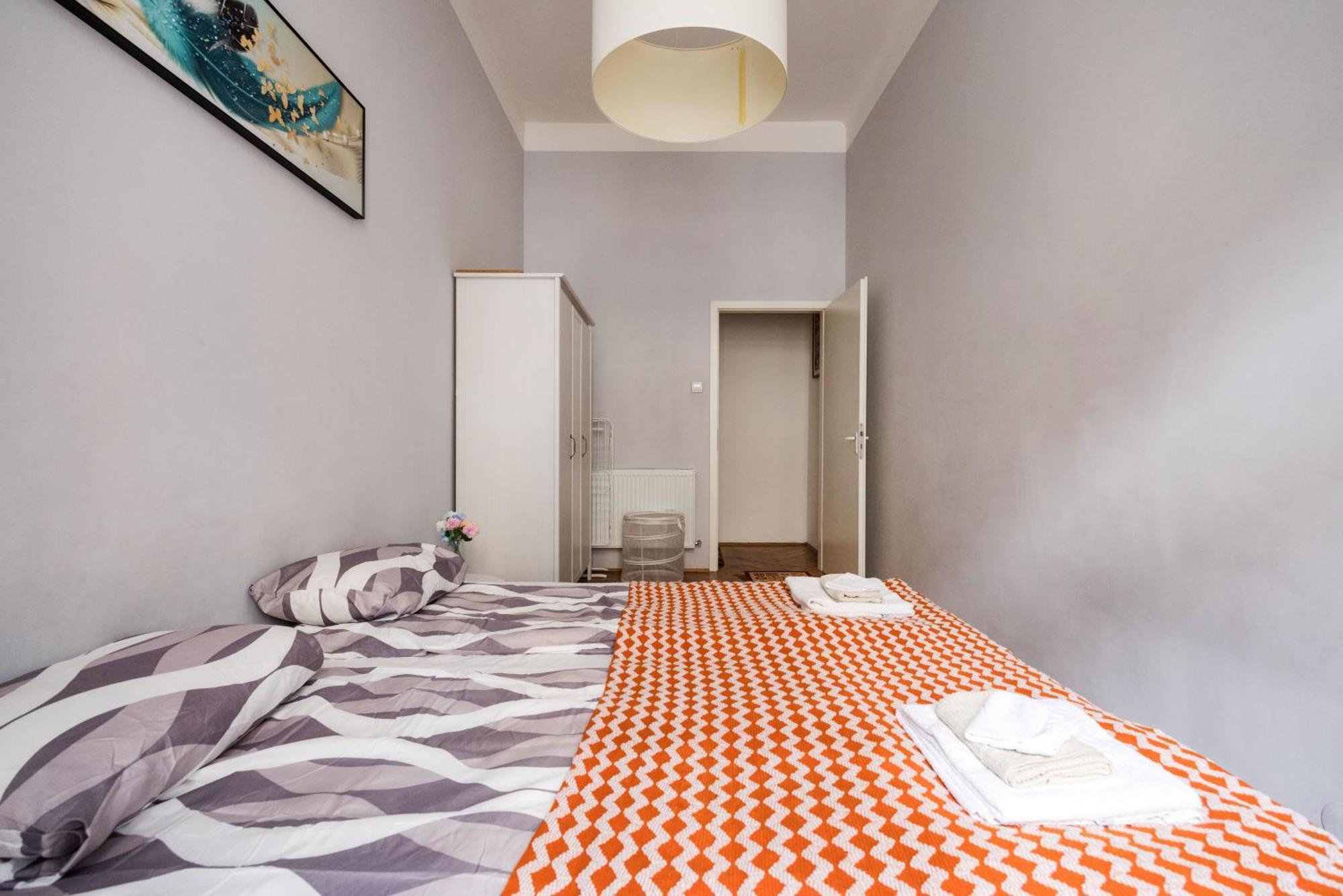 Bright & Grand With 4 Bedrooms By New York Cafe Apartment