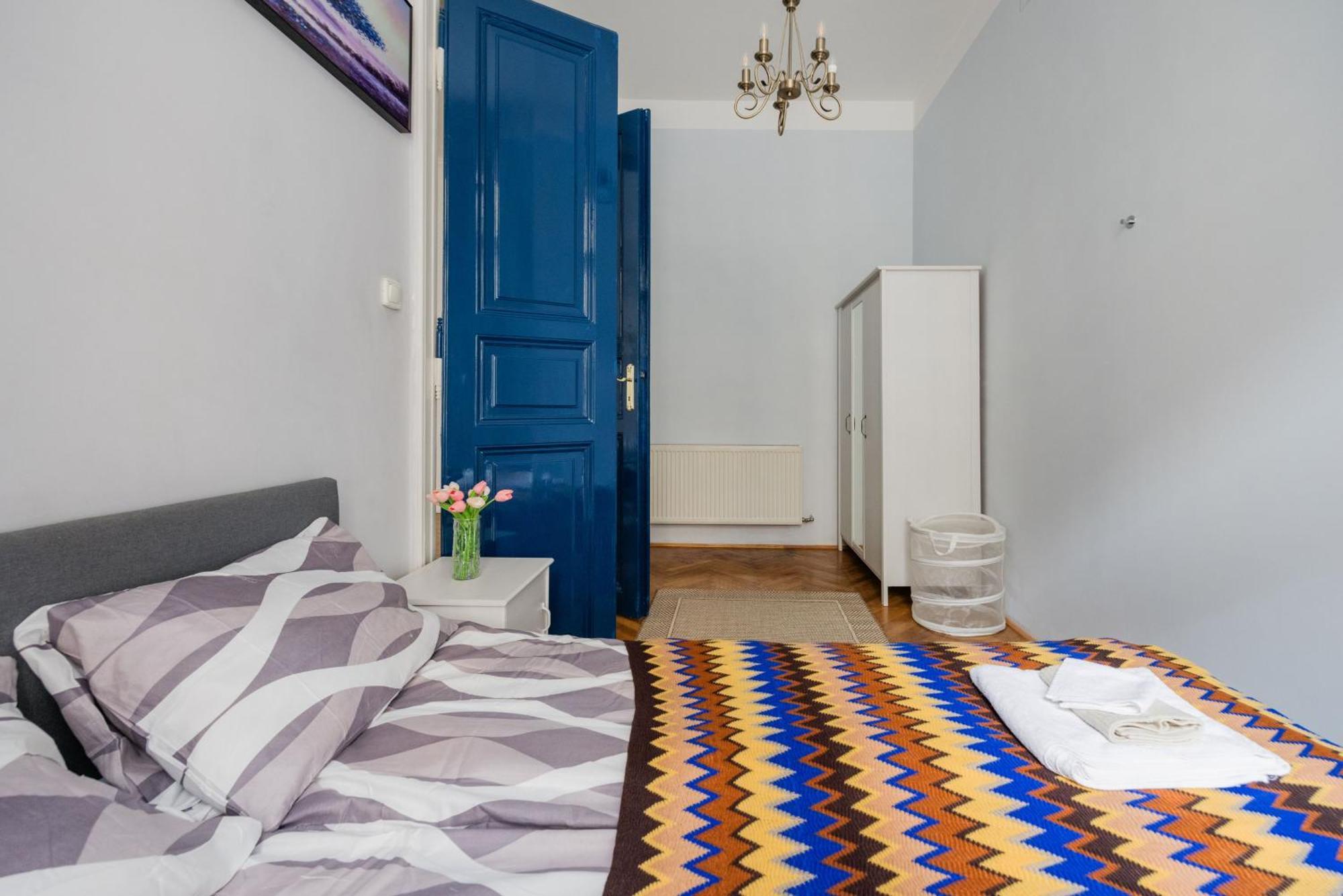 Bright & Grand With 4 Bedrooms By New York Cafe