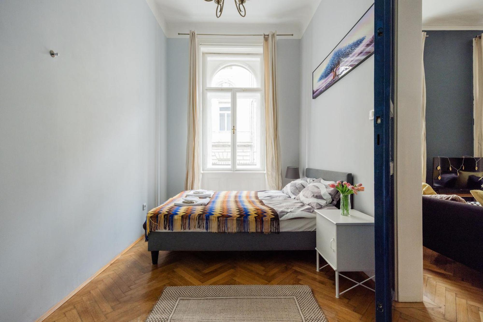 Bright & Grand With 4 Bedrooms By New York Cafe Budapest