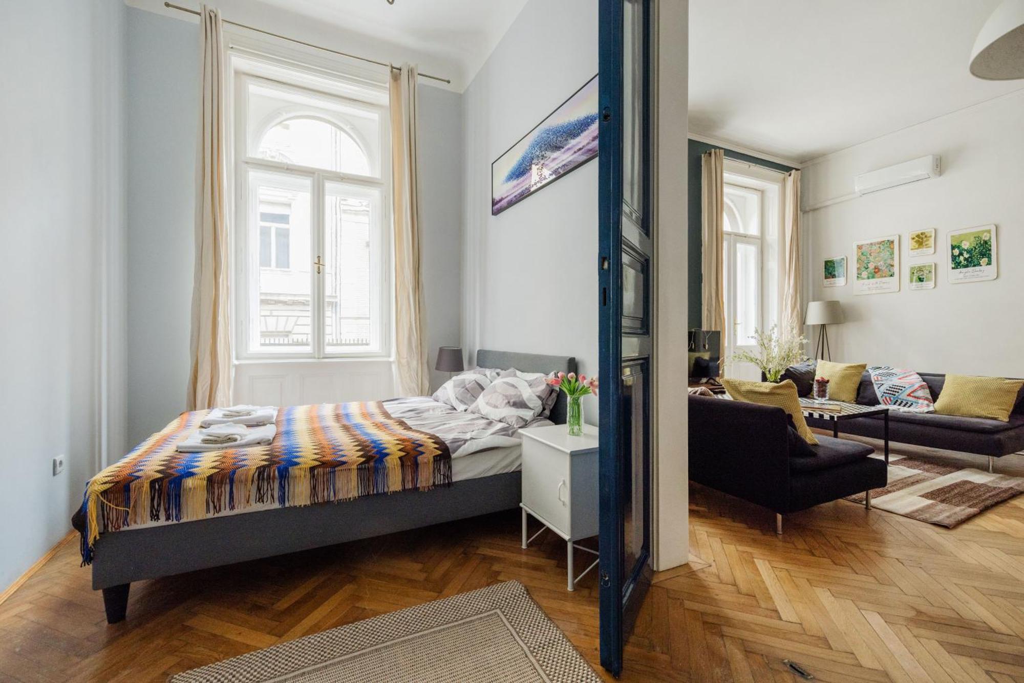 Bright & Grand With 4 Bedrooms By New York Cafe *