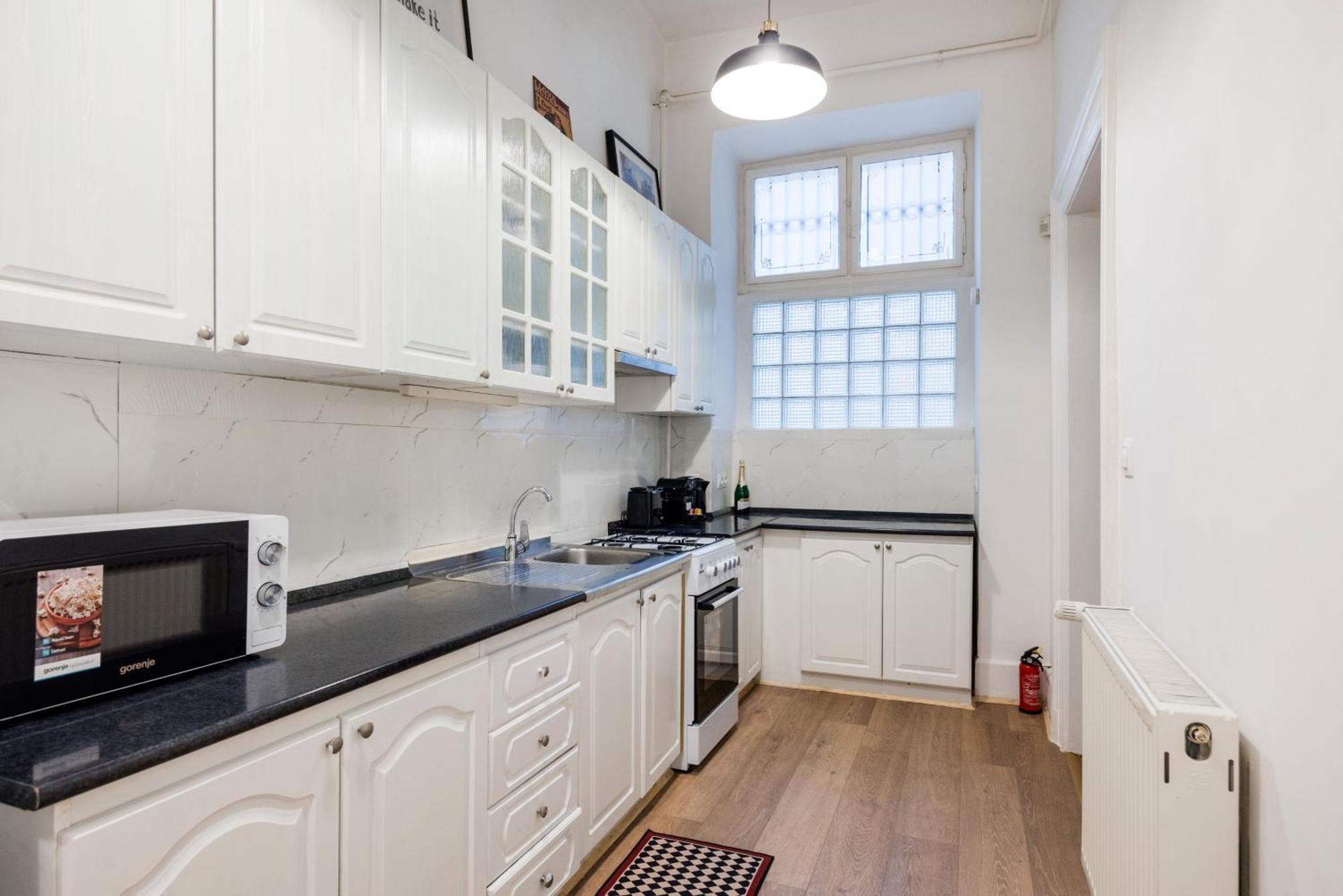 Bright & Grand With 4 Bedrooms By New York Cafe Apartment Budapest