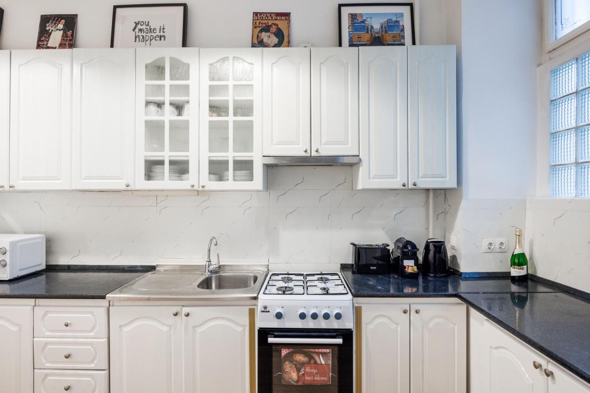Apartment Bright & Grand With 4 Bedrooms By New York Cafe Budapest