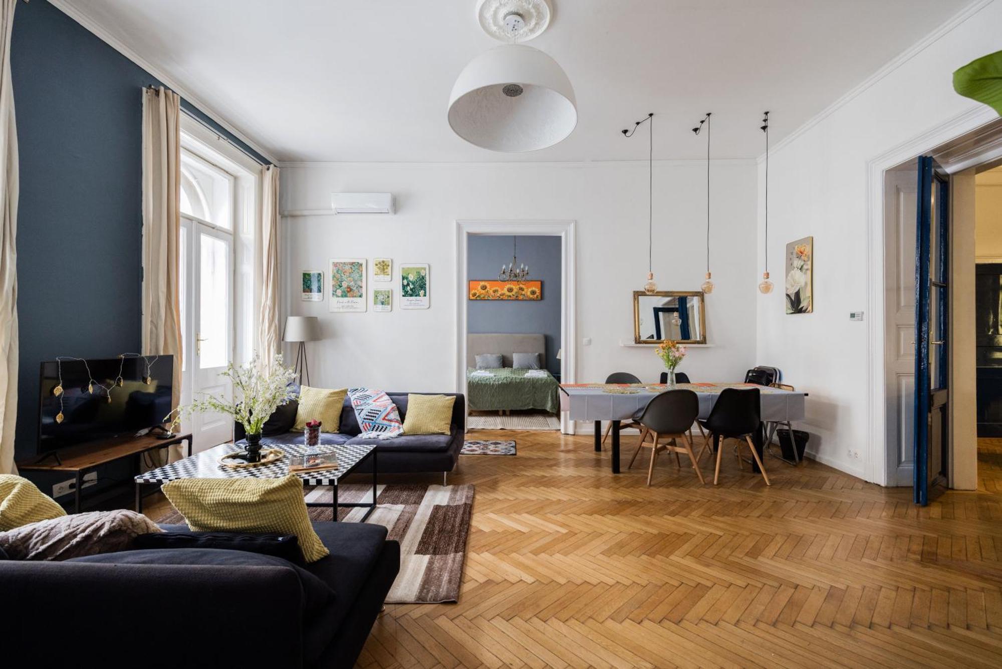 Bright & Grand With 4 Bedrooms By New York Cafe * Budapest