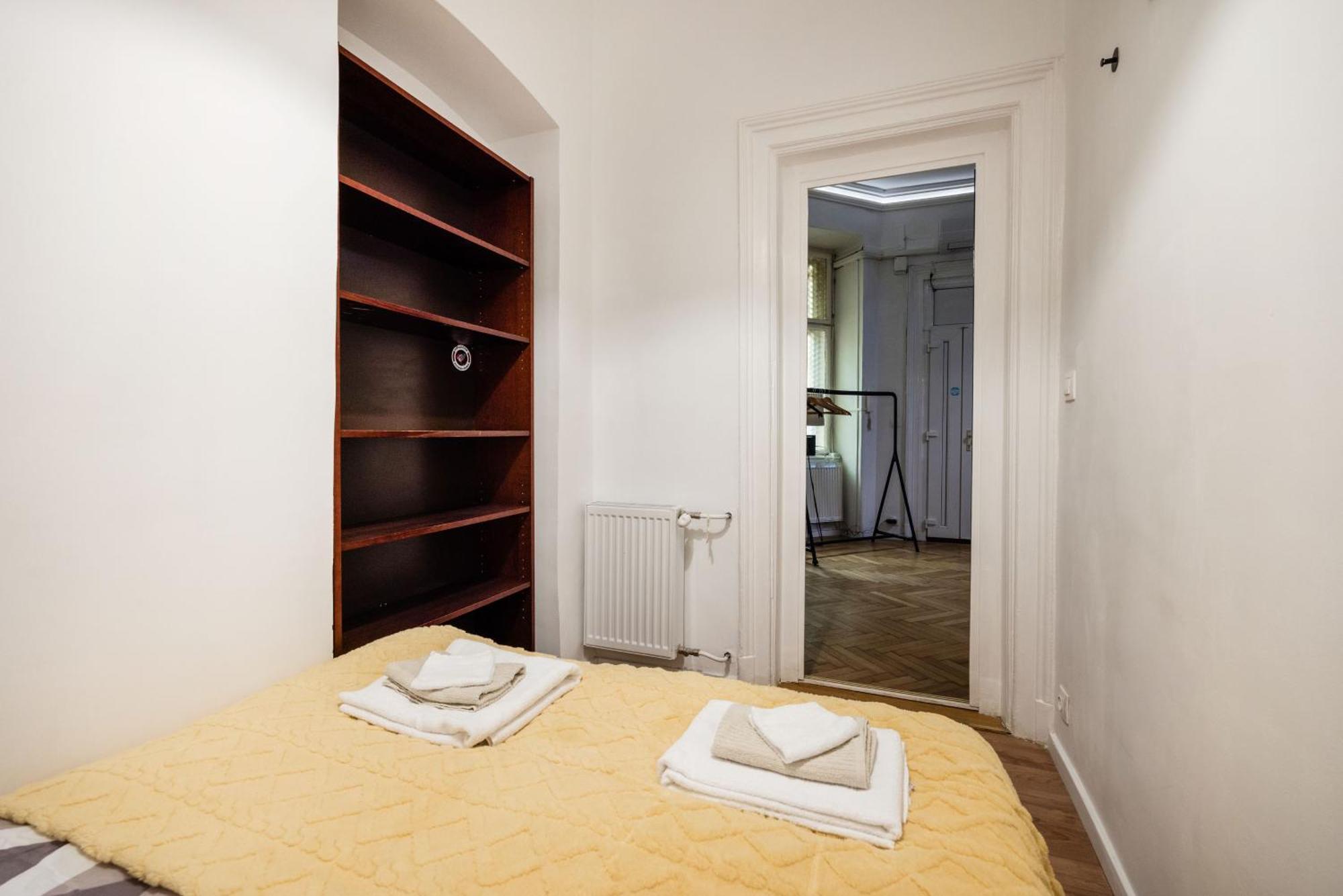 Bright & Grand With 4 Bedrooms By New York Cafe *