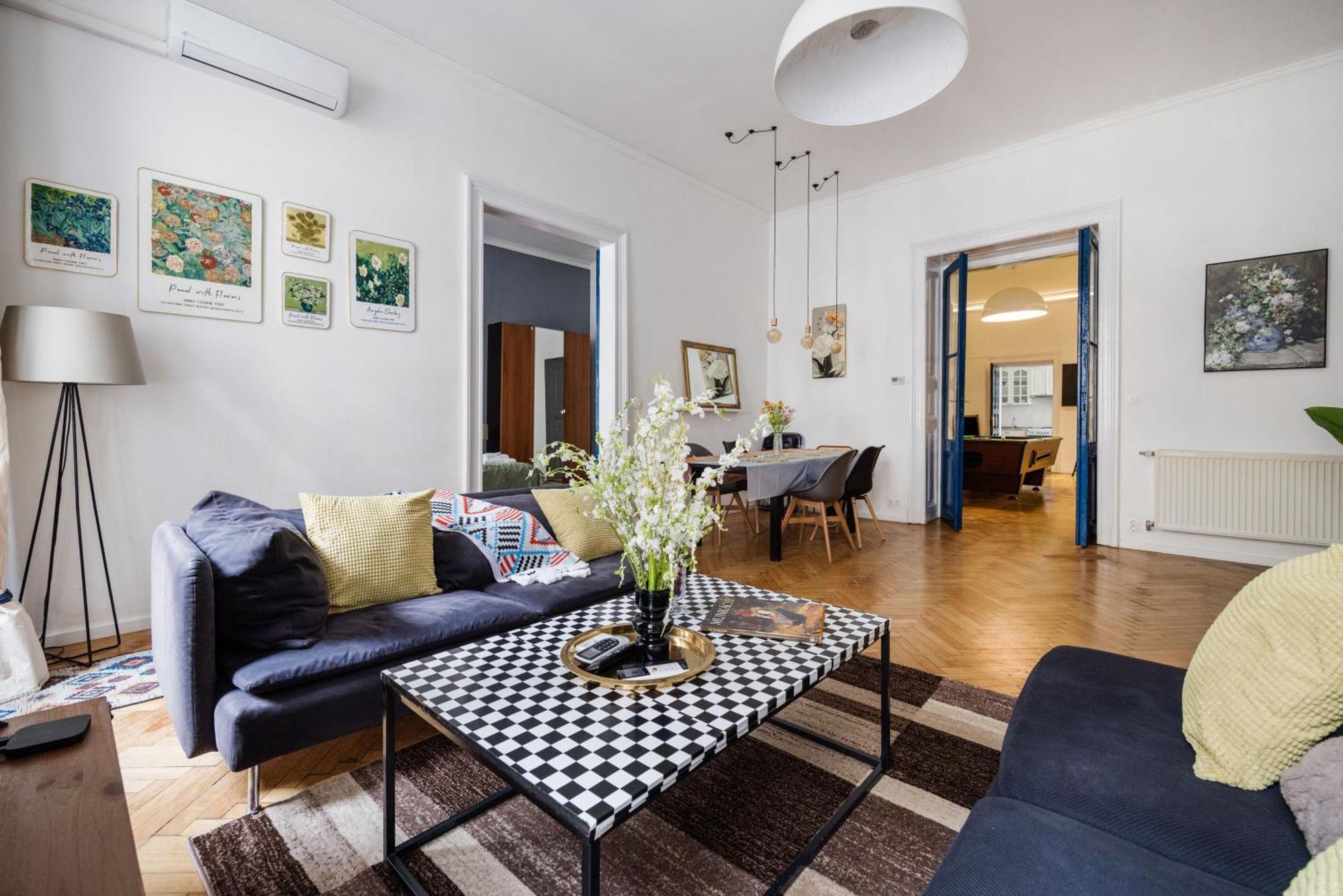 Apartment Bright & Grand With 4 Bedrooms By New York Cafe *