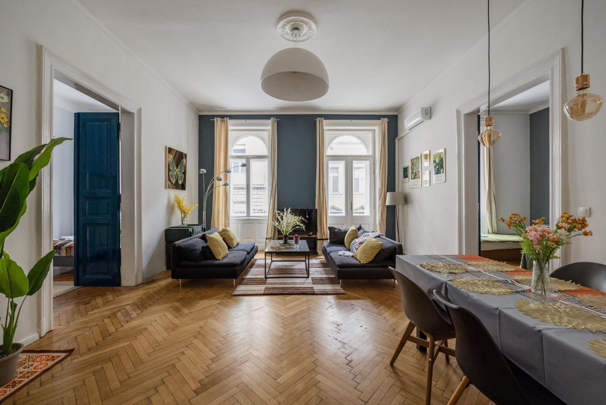 Apartment Bright & Grand With 4 Bedrooms By New York Cafe Budapest