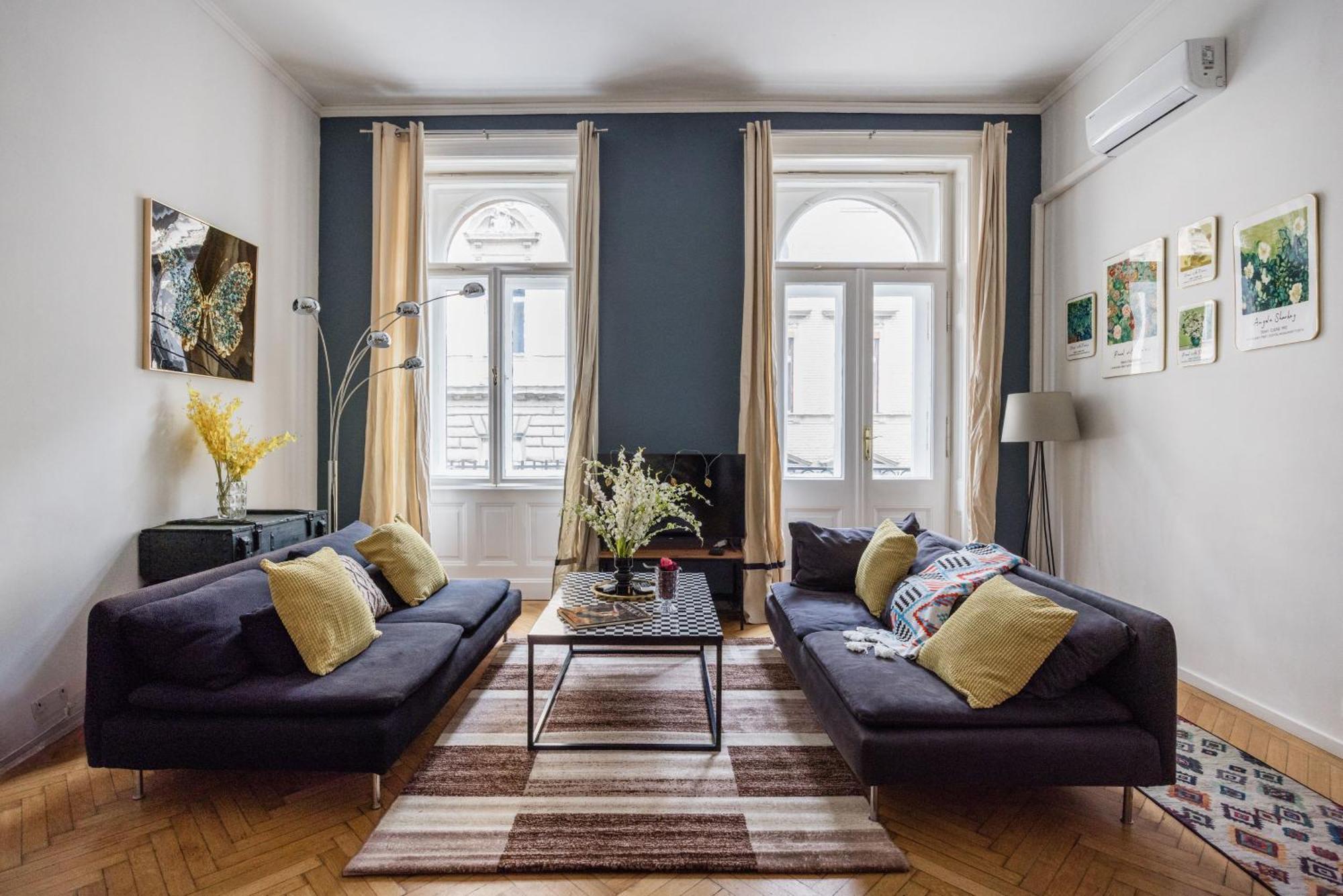Bright & Grand With 4 Bedrooms By New York Cafe