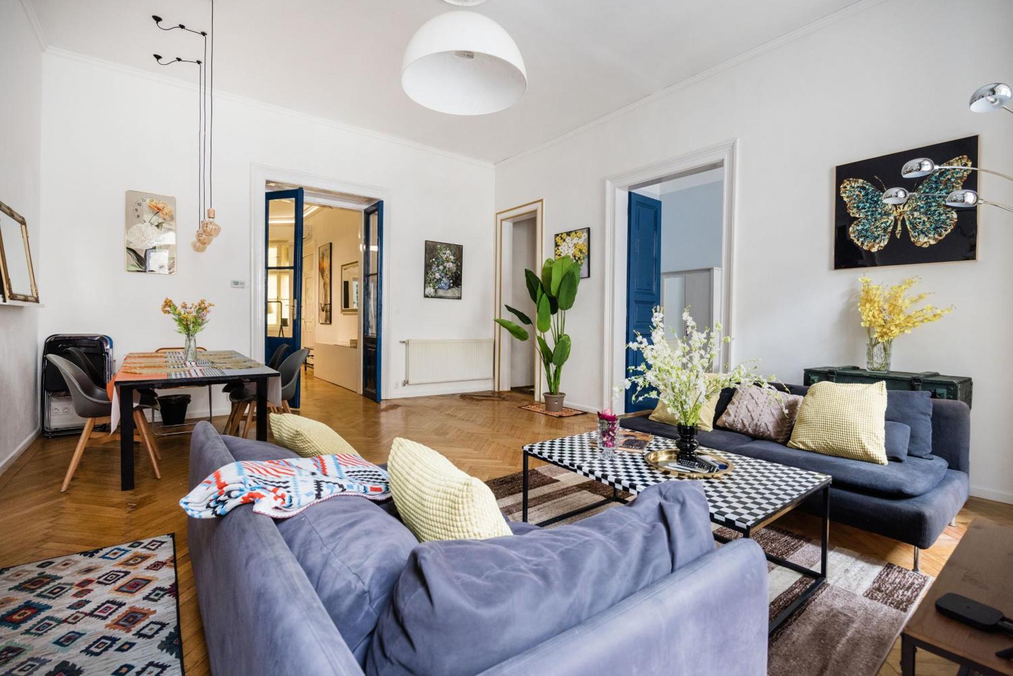 Apartment Bright & Grand With 4 Bedrooms By New York Cafe *