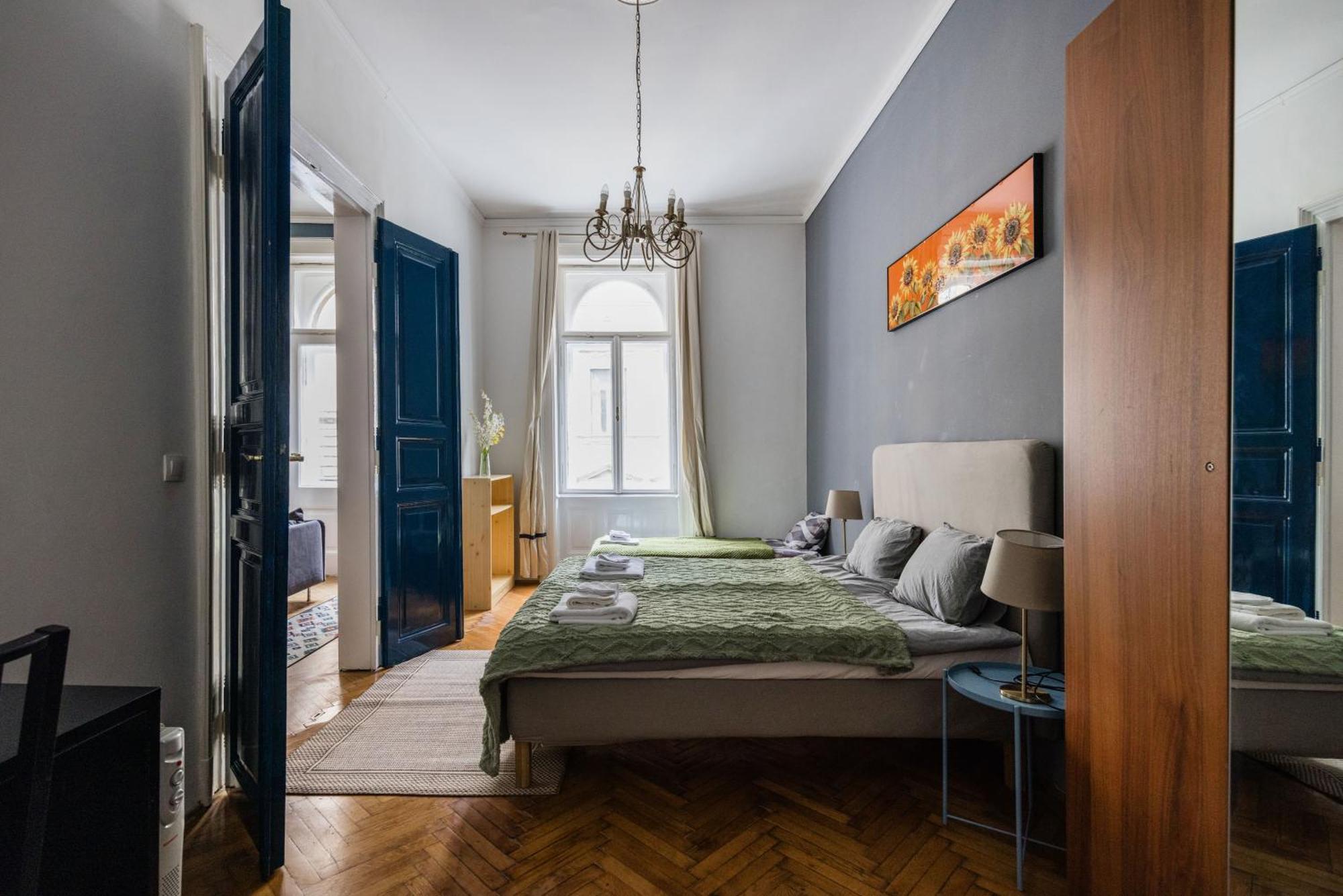 Appartamento Bright & Grand With 4 Bedrooms By New York Cafe *
