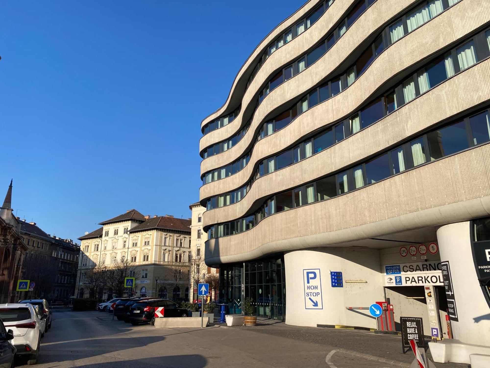 Apartmán Urban Haven - 3 Beds, 3 Baths, Free Parking, Near Market *