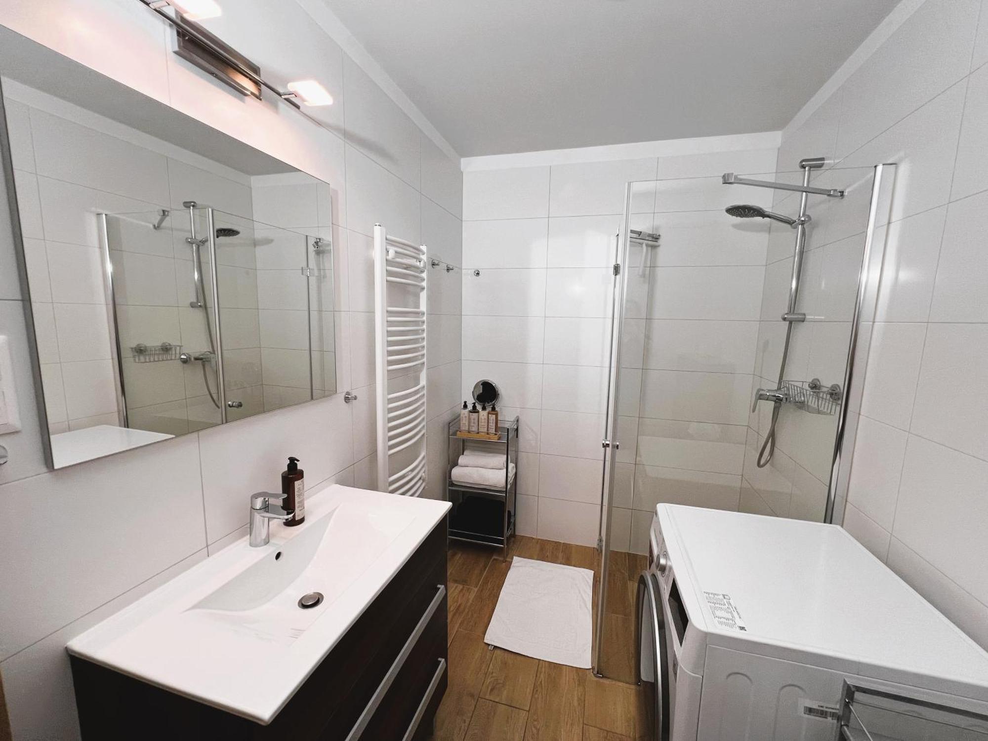 Luxe Studio With City Center Vibe Apartment