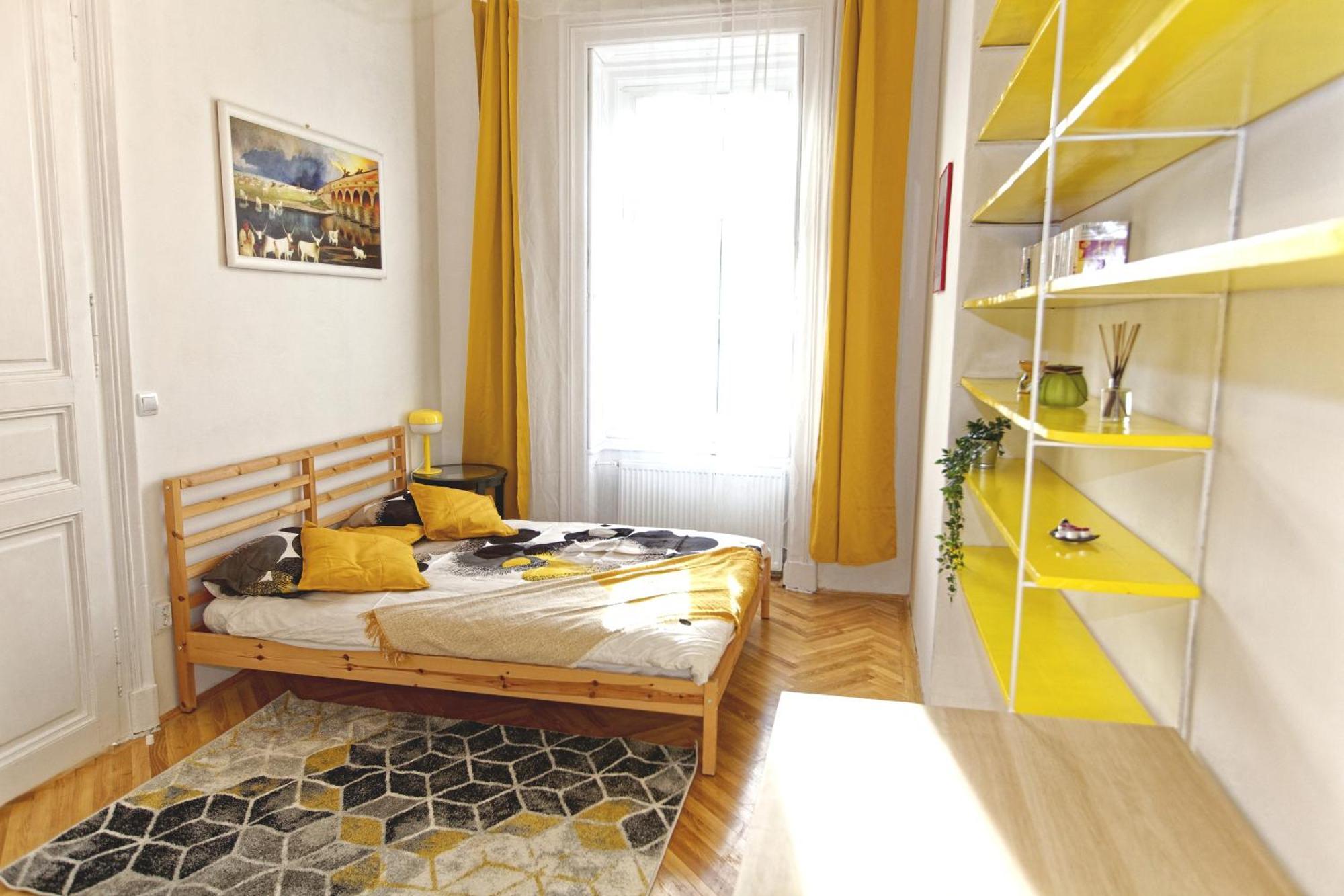 Sunny & Elegant Large Flat Next To Parliament Budapest