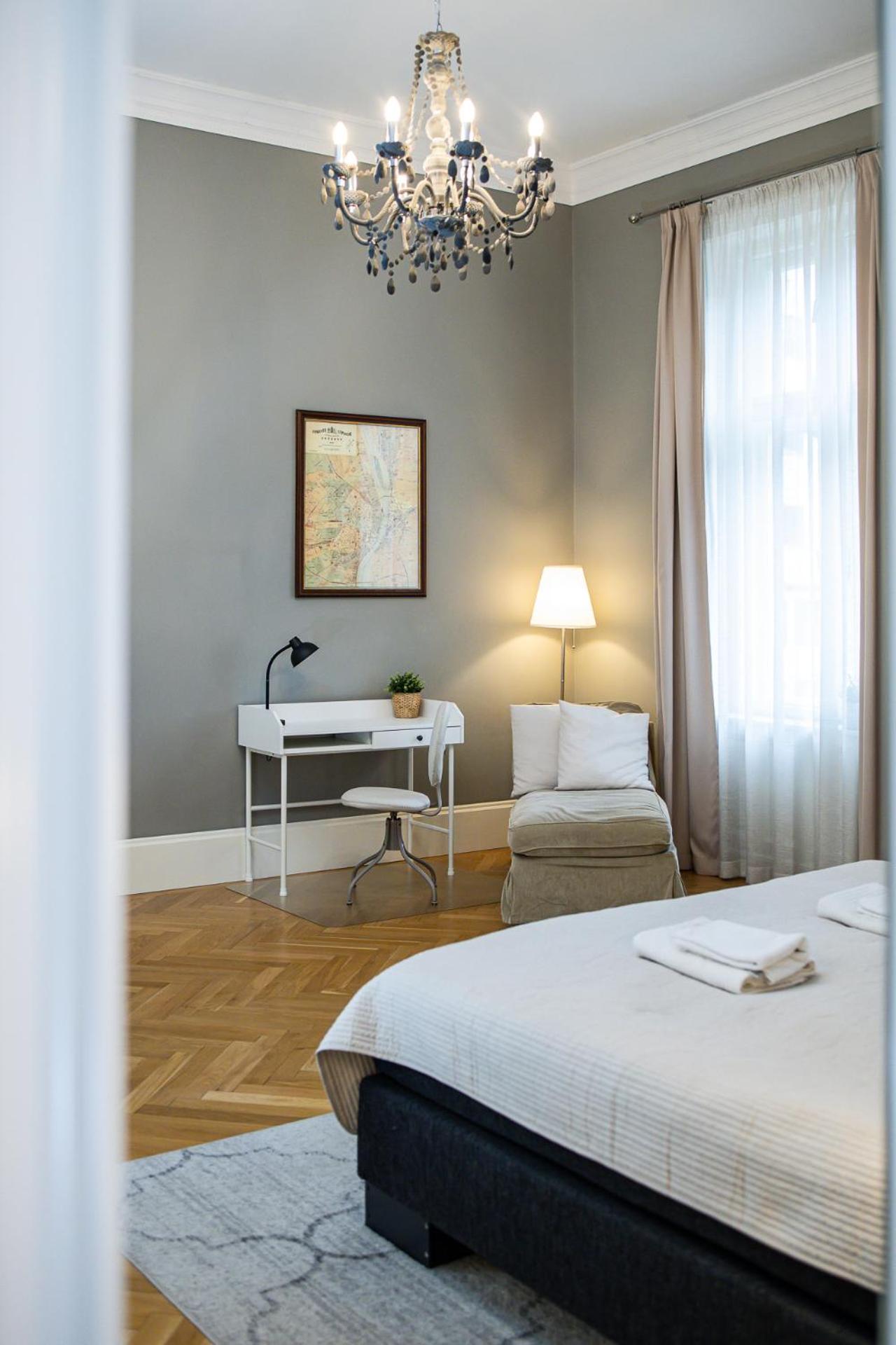 Spacious Victorian By Grand Boulevard *