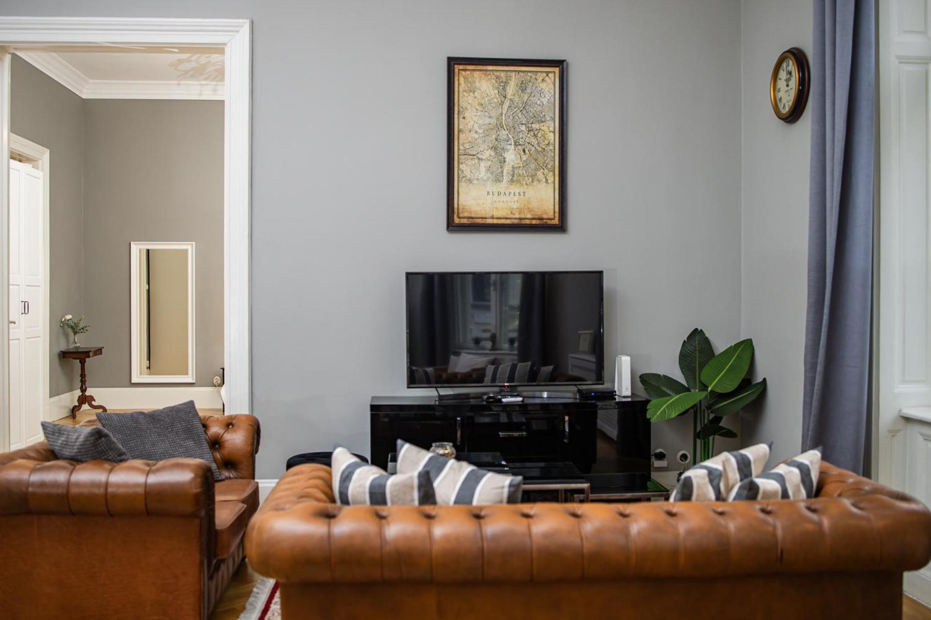 Spacious Victorian By Grand Boulevard