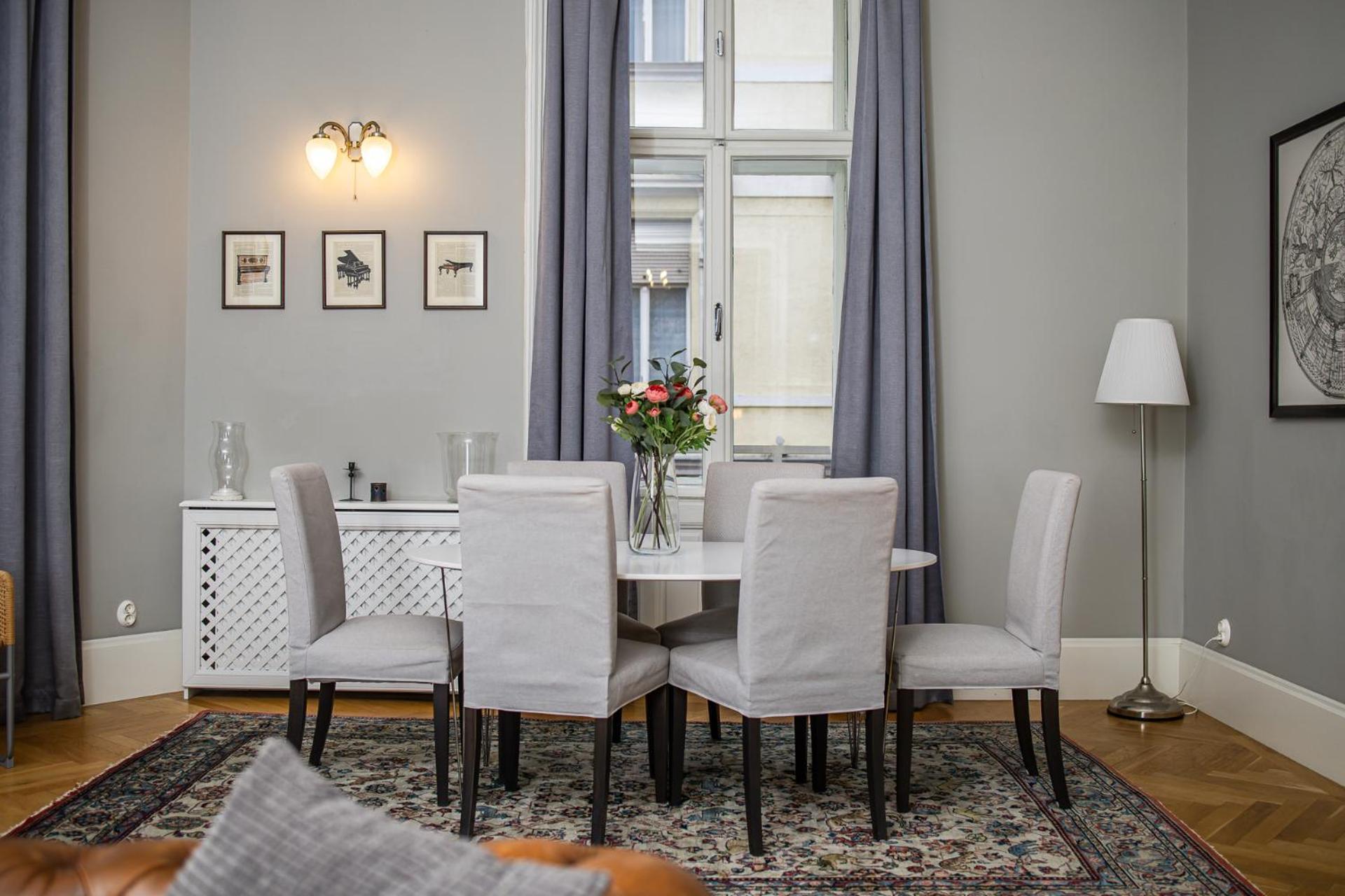 Spacious Victorian By Grand Boulevard
