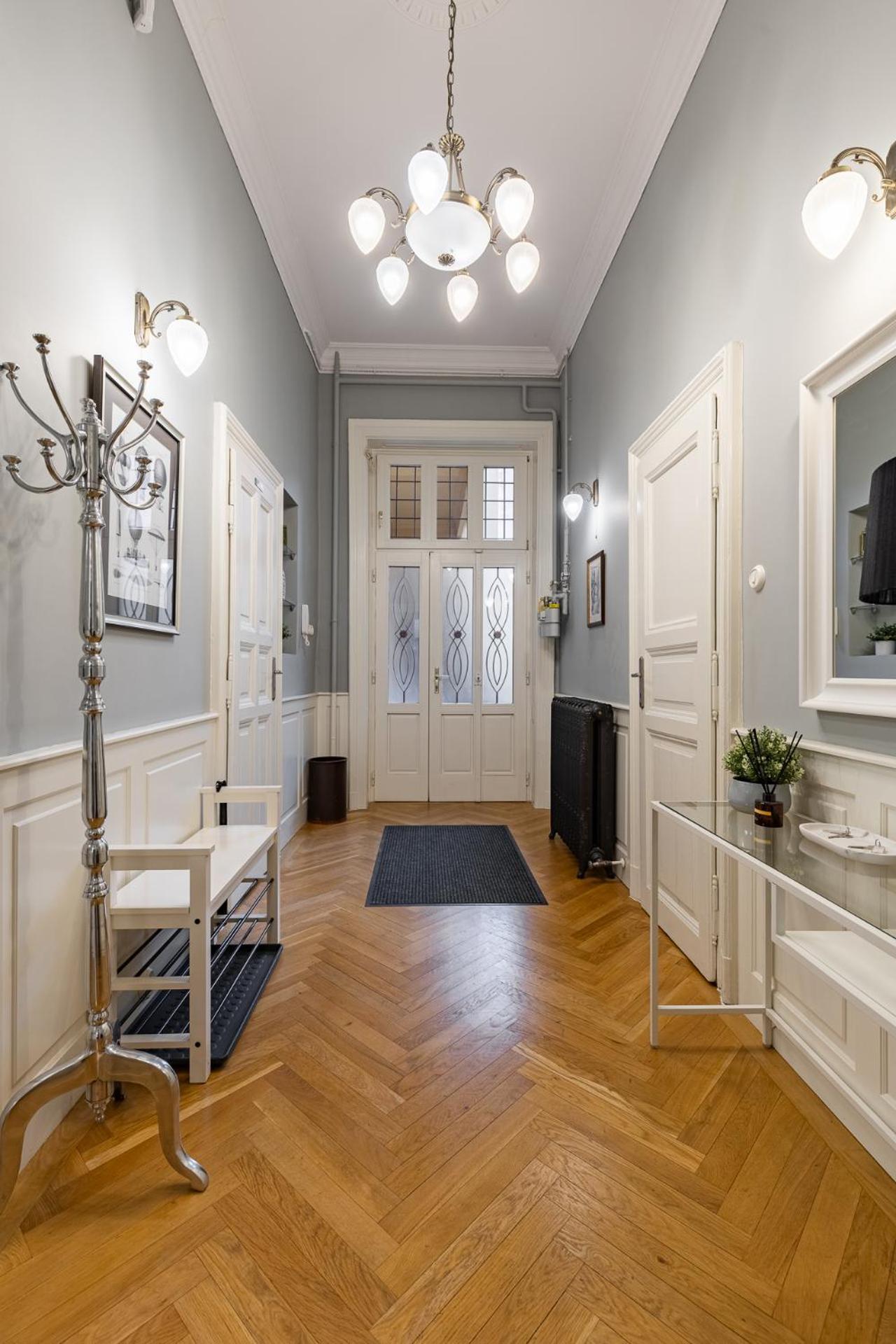Spacious Victorian By Grand Boulevard Apartmán *