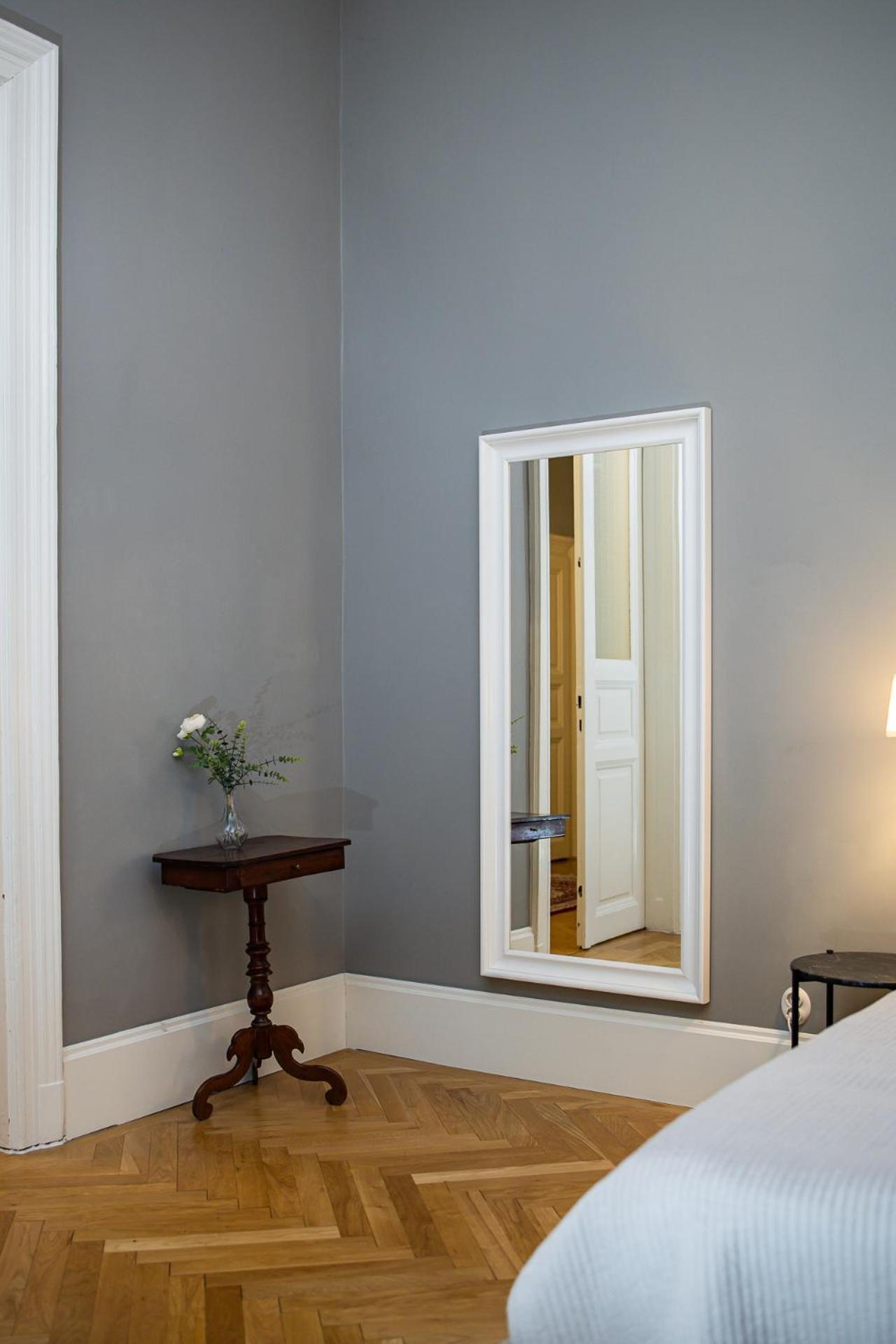 Spacious Victorian By Grand Boulevard *