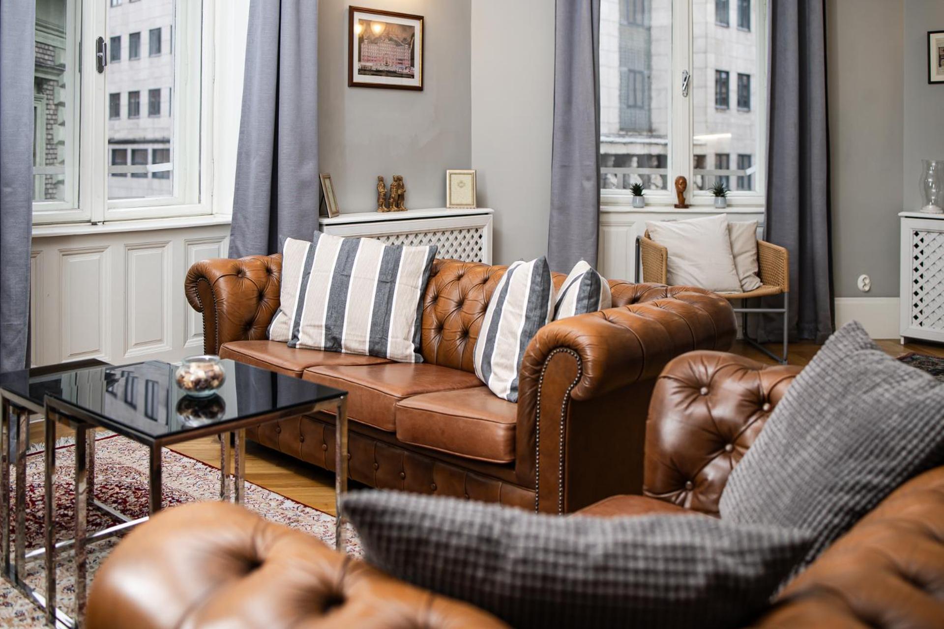 Spacious Victorian By Grand Boulevard