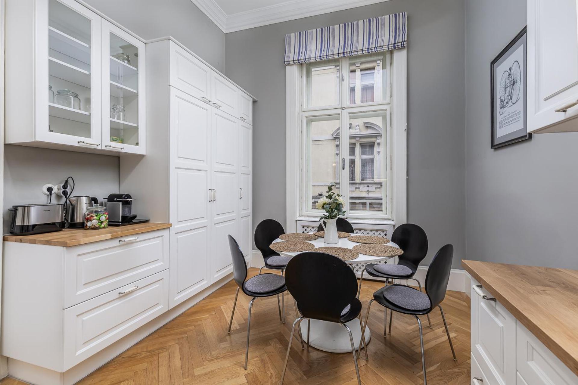 Spacious Victorian By Grand Boulevard Apartmán