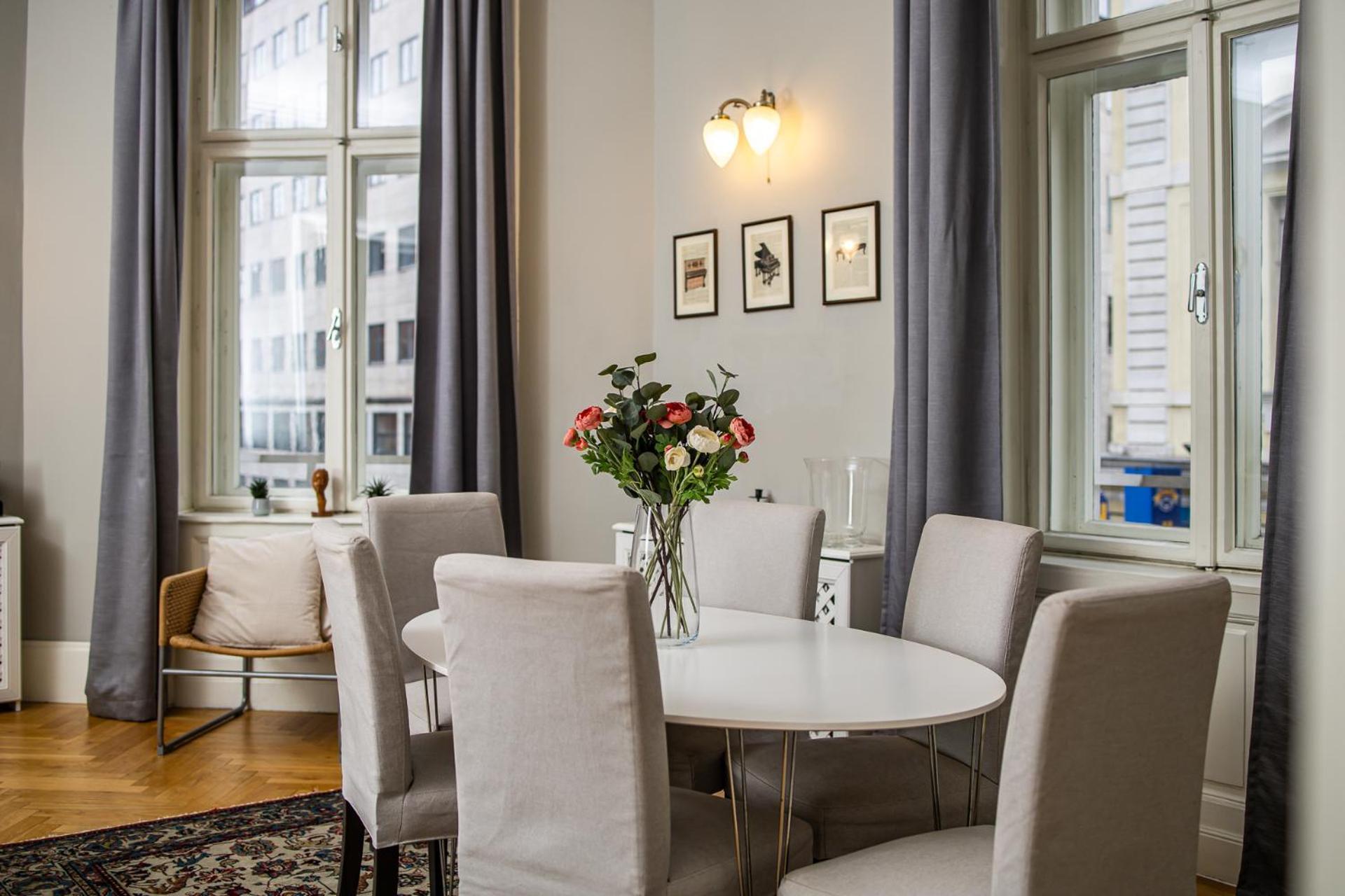 Spacious Victorian By Grand Boulevard Budapest