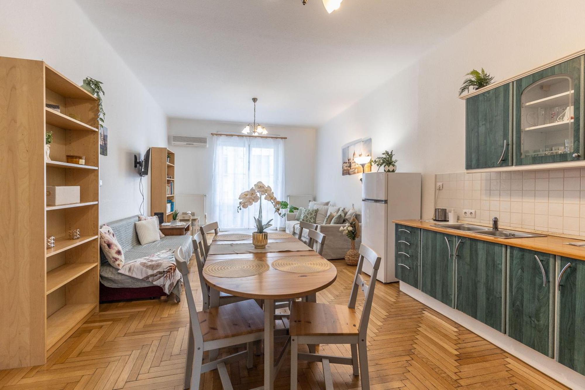 Riverside Balcony With View To Danube Appartement Budapest