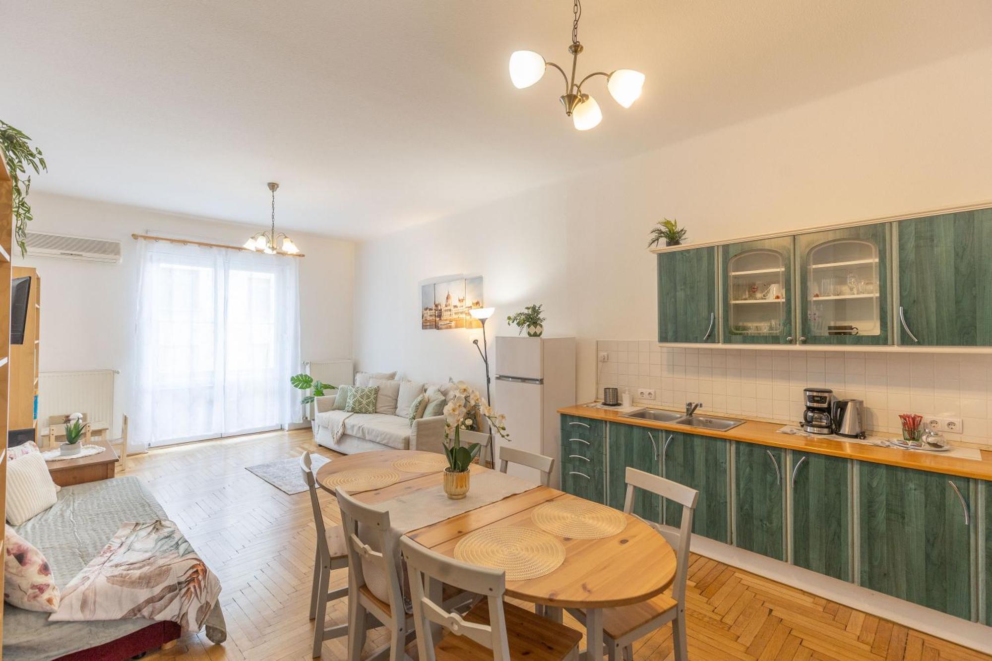 Riverside Balcony With View To Danube Appartement Budapest