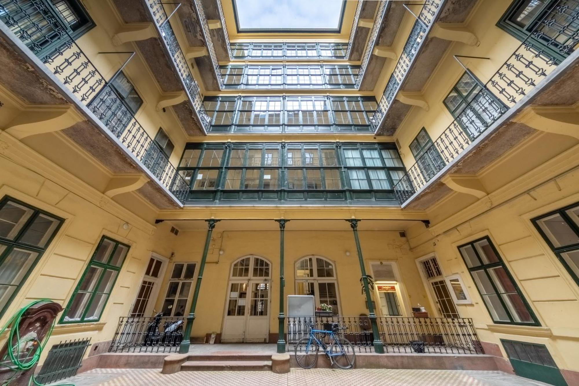 Hungarian Souvenir Apartment *