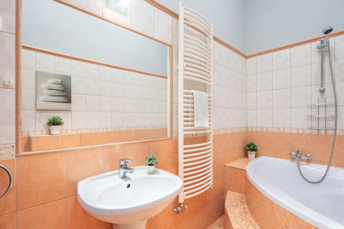 Sleek Warm Design Retreat Apartament *