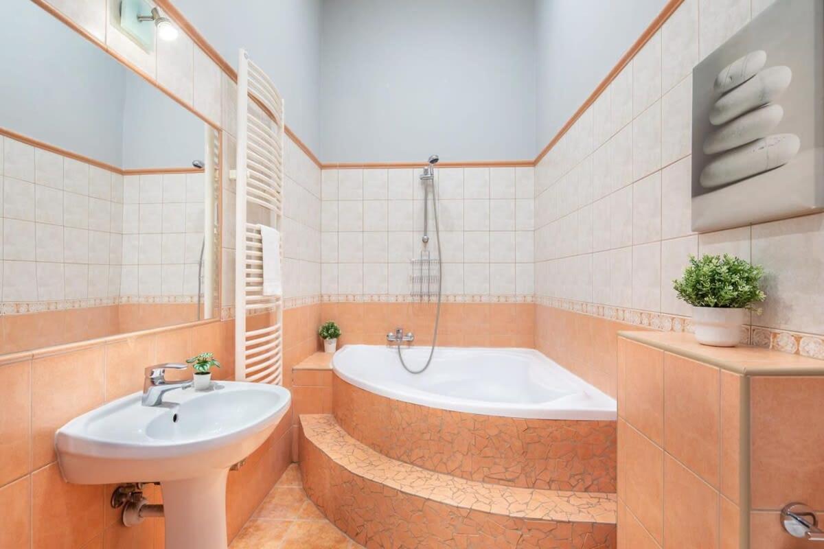 Sleek Warm Design Retreat * Budapeszt