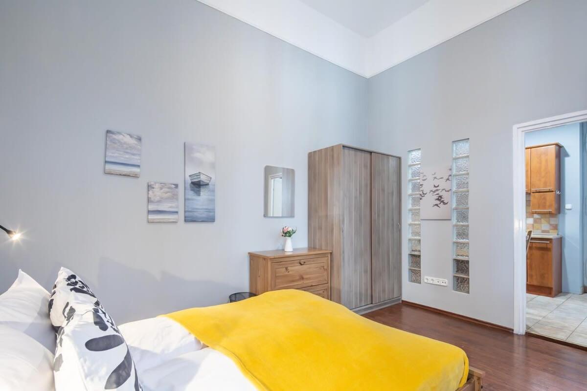 Sleek Warm Design Retreat Appartamento
