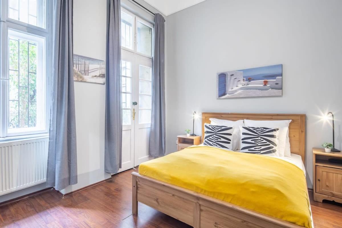 Sleek Warm Design Retreat Appartamento