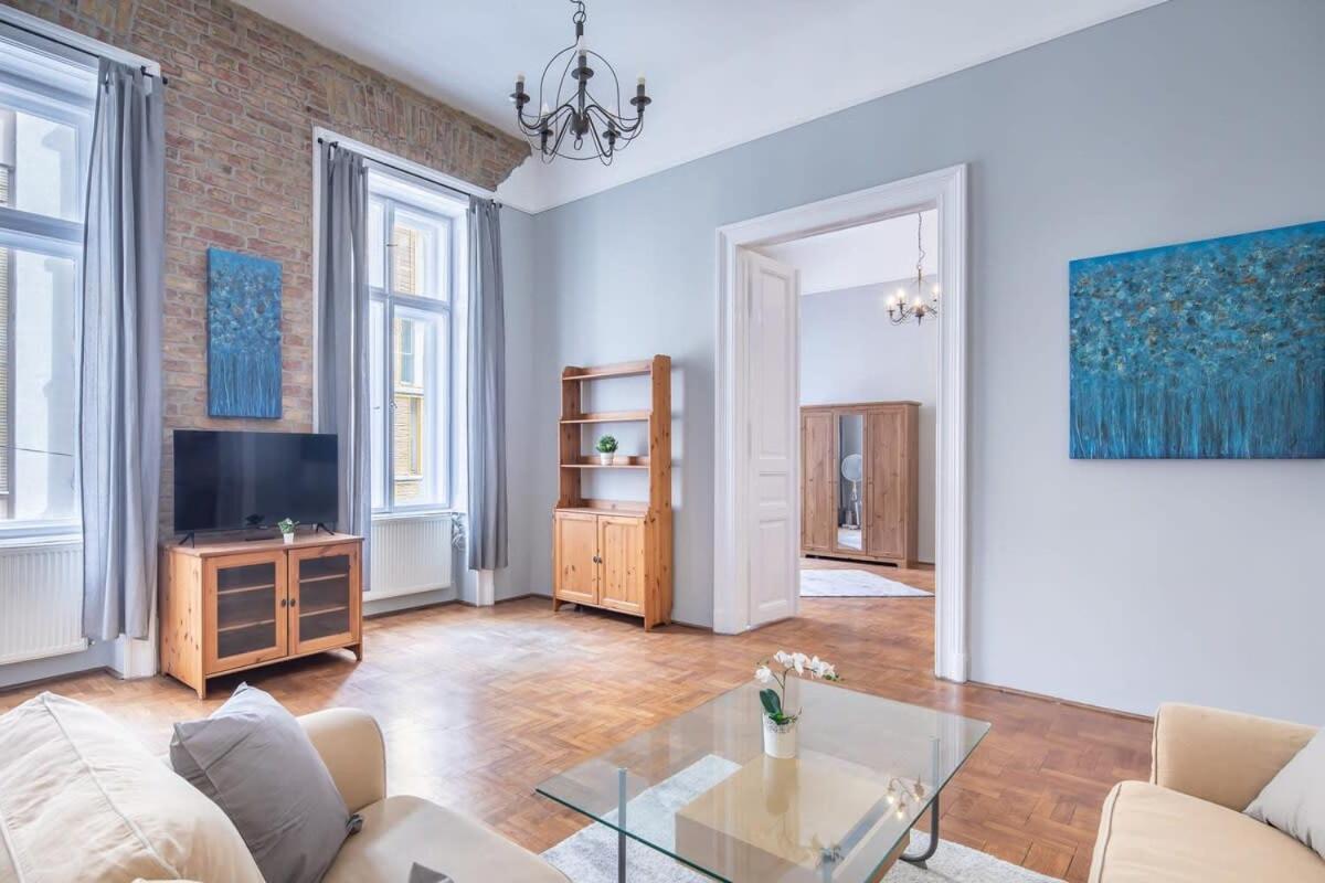 Apartament Sleek Warm Design Retreat