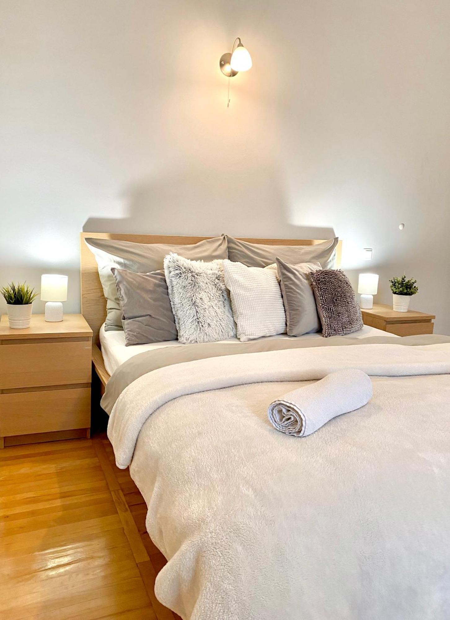 Appartement Free Parking + 4bdr + 3baths! + 5* Location *
