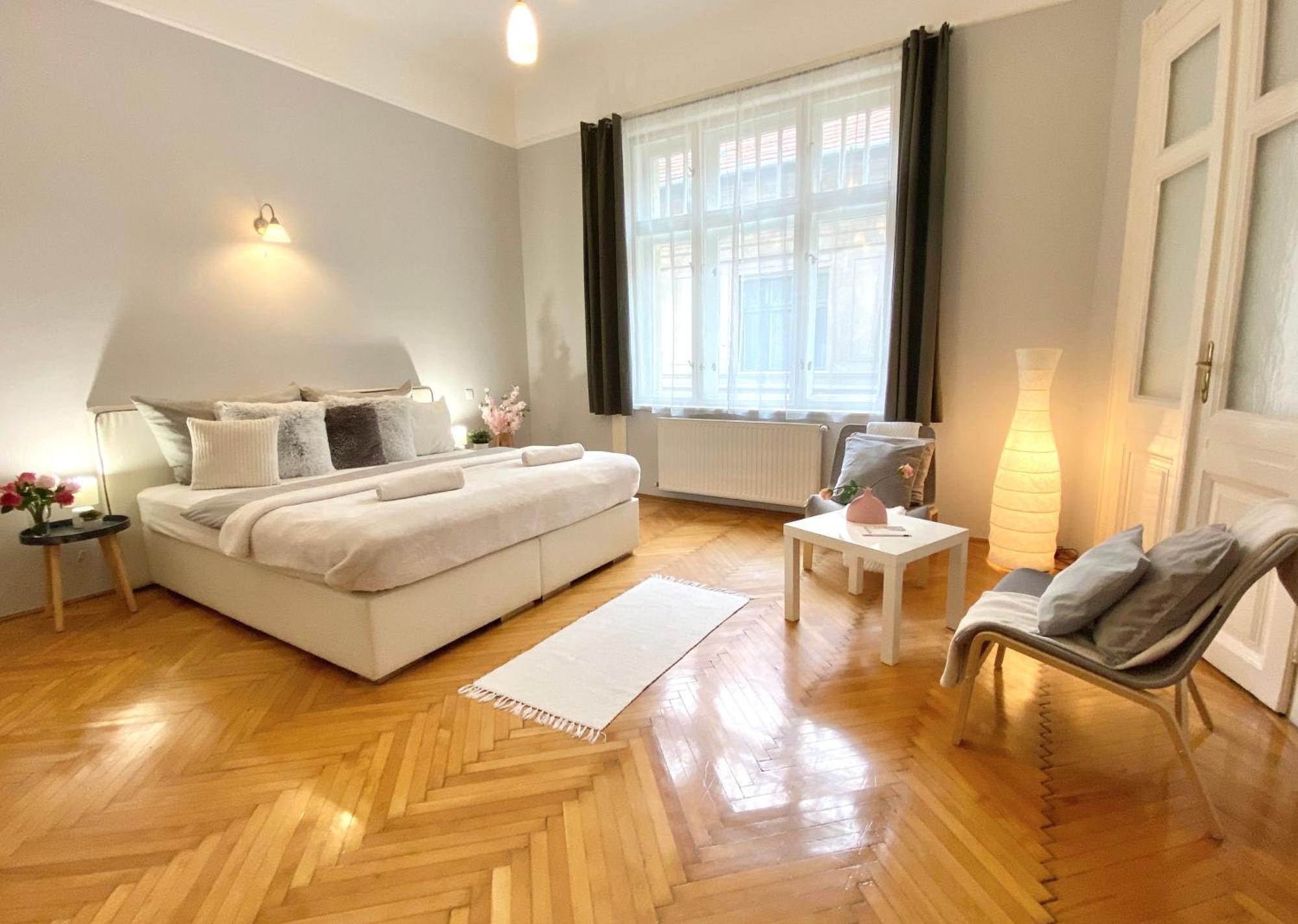 Appartement Free Parking + 4bdr + 3baths! + 5* Location Boedapest