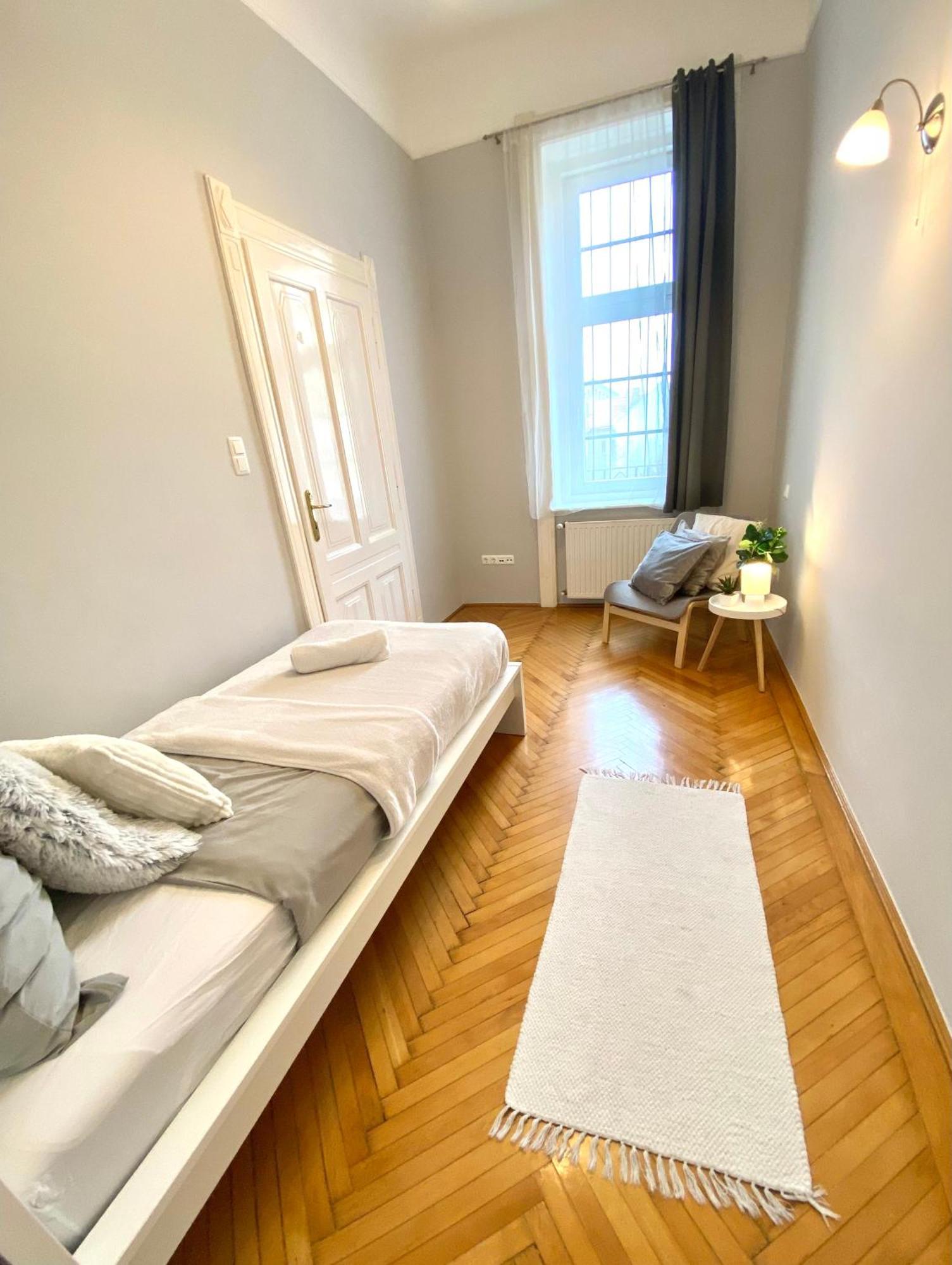 Free Parking + 4bdr + 3baths! + 5* Location Boedapest